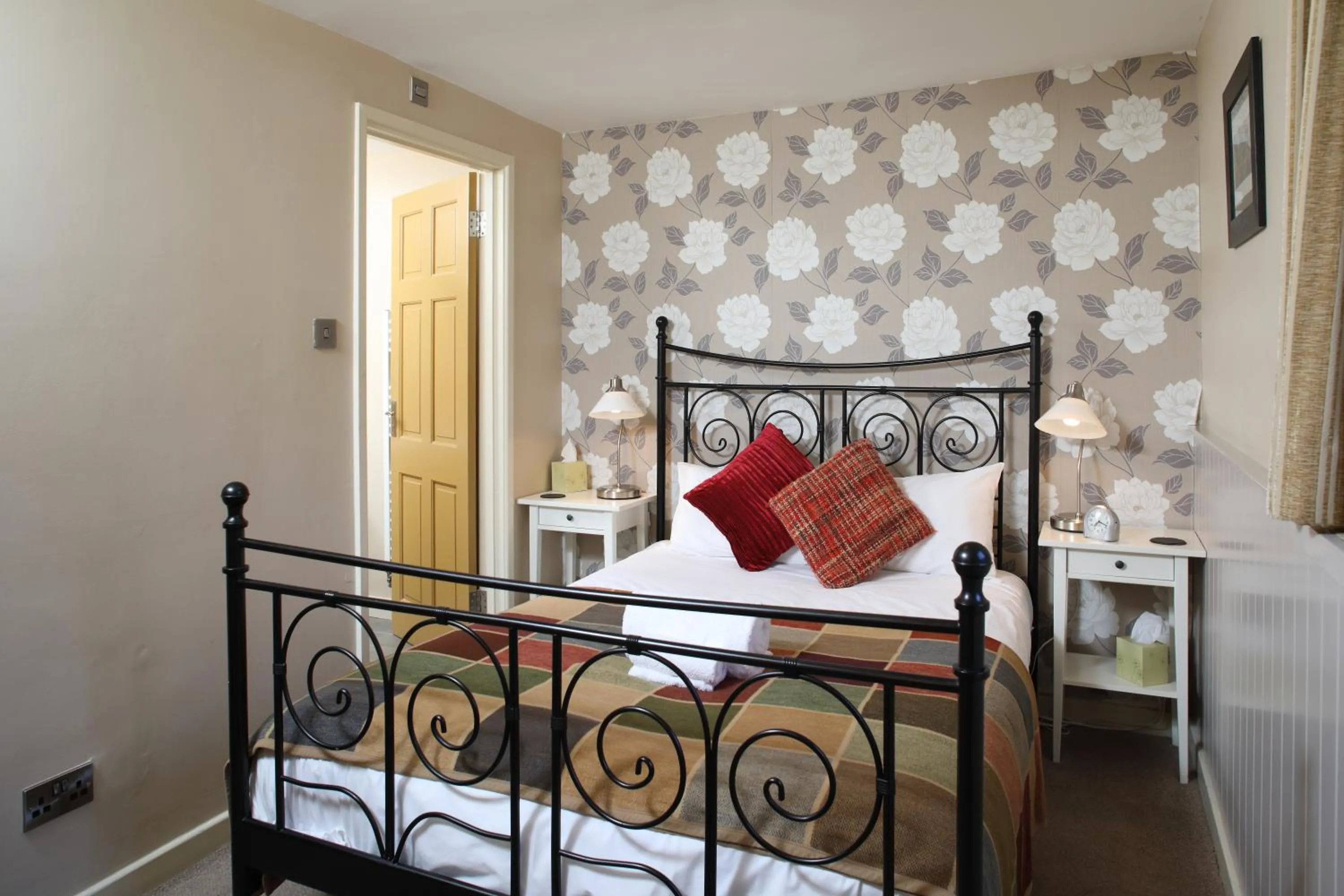 Shower, Bed in Eight Bells Inn