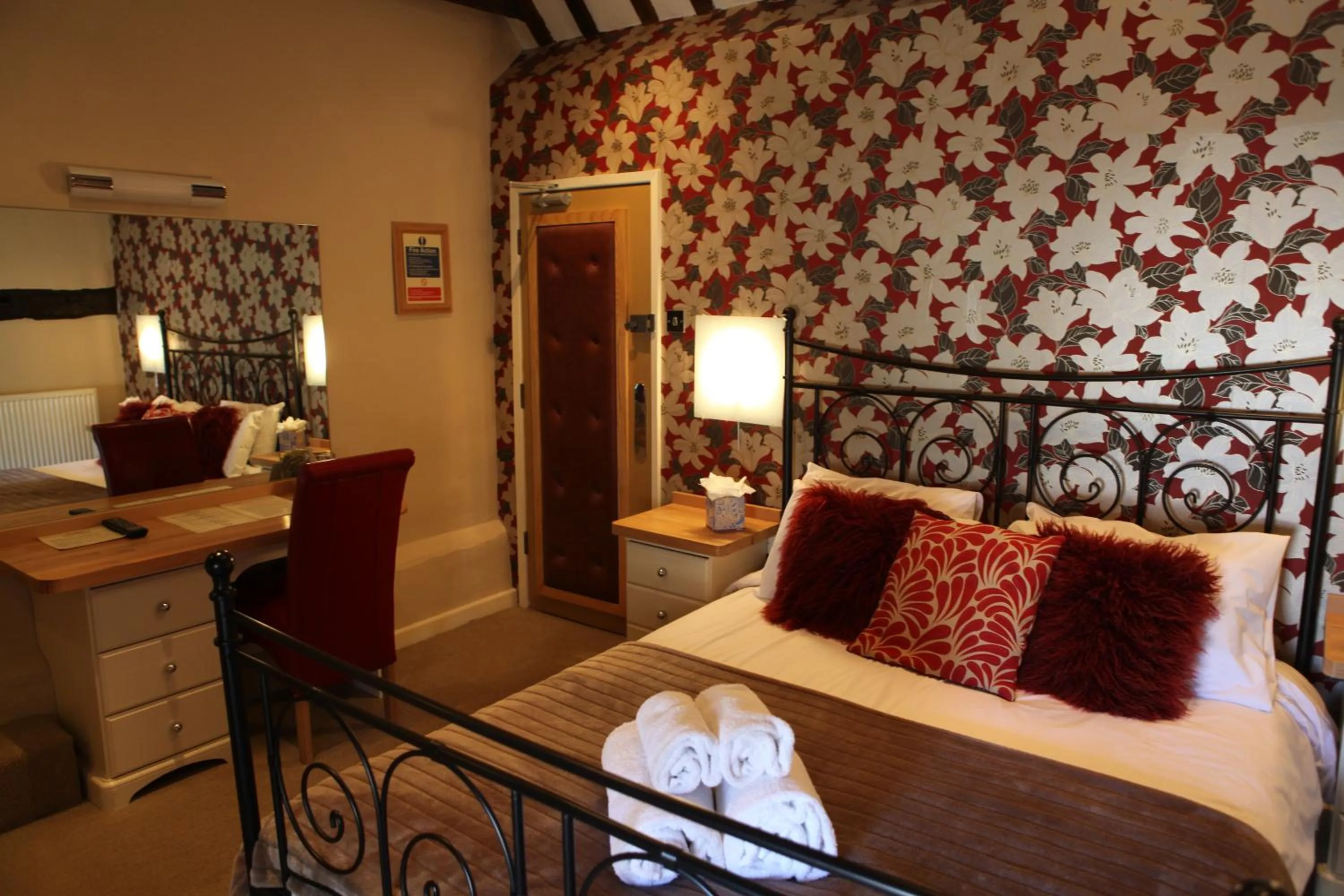 Photo of the whole room, Bed in Eight Bells Inn