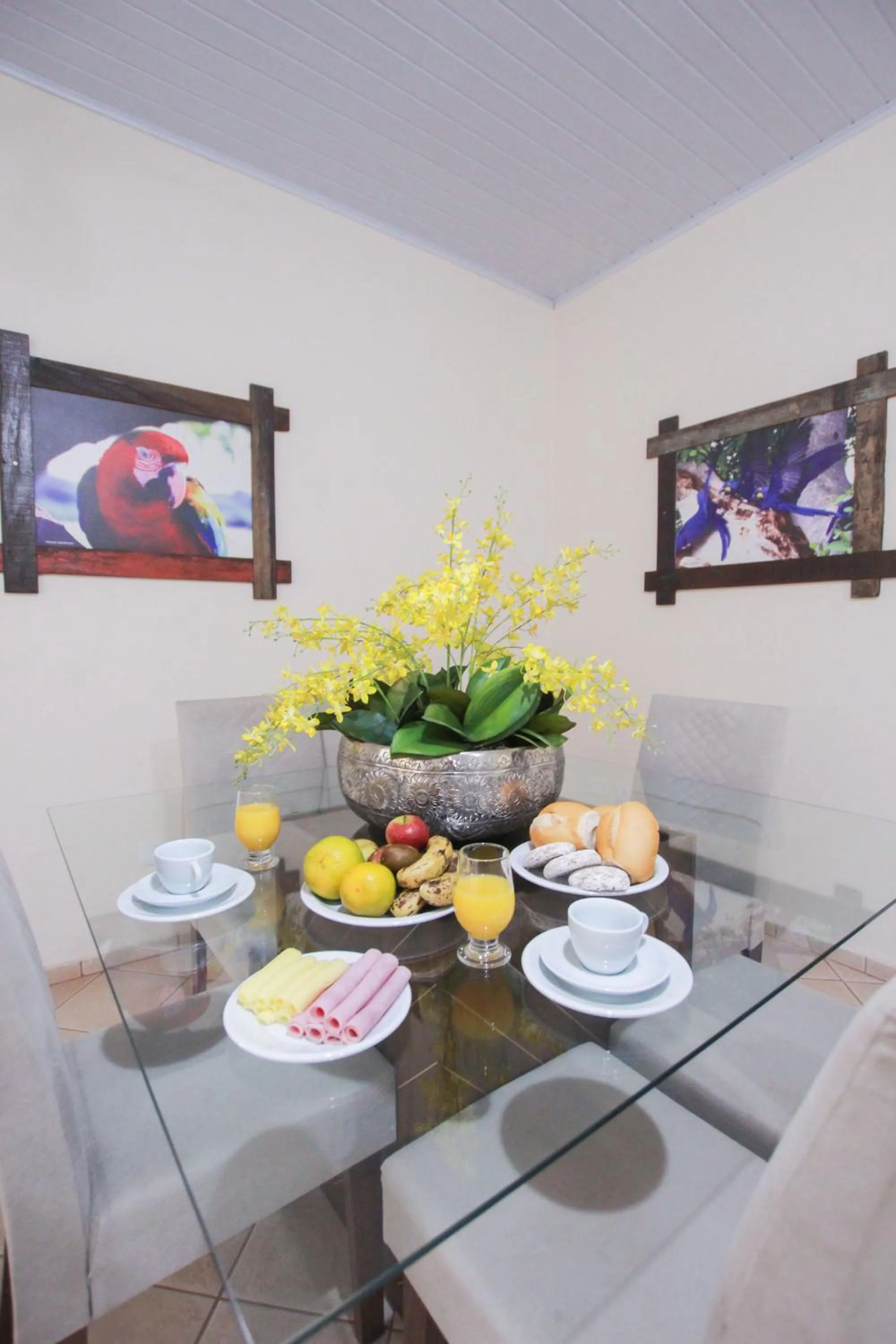 Dining area in Ypê Flats e Containers