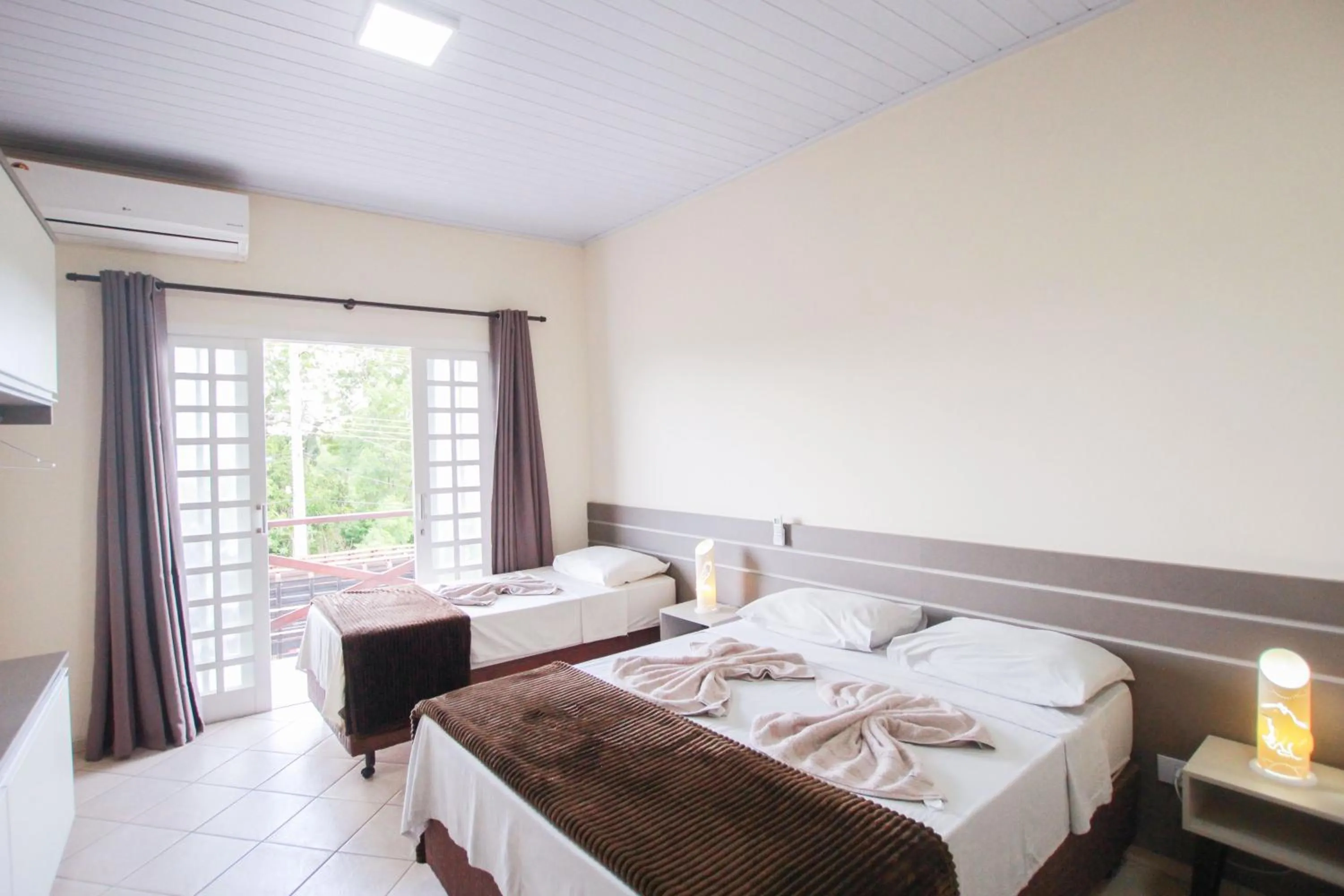 Photo of the whole room, Bed in Ypê Flats e Containers