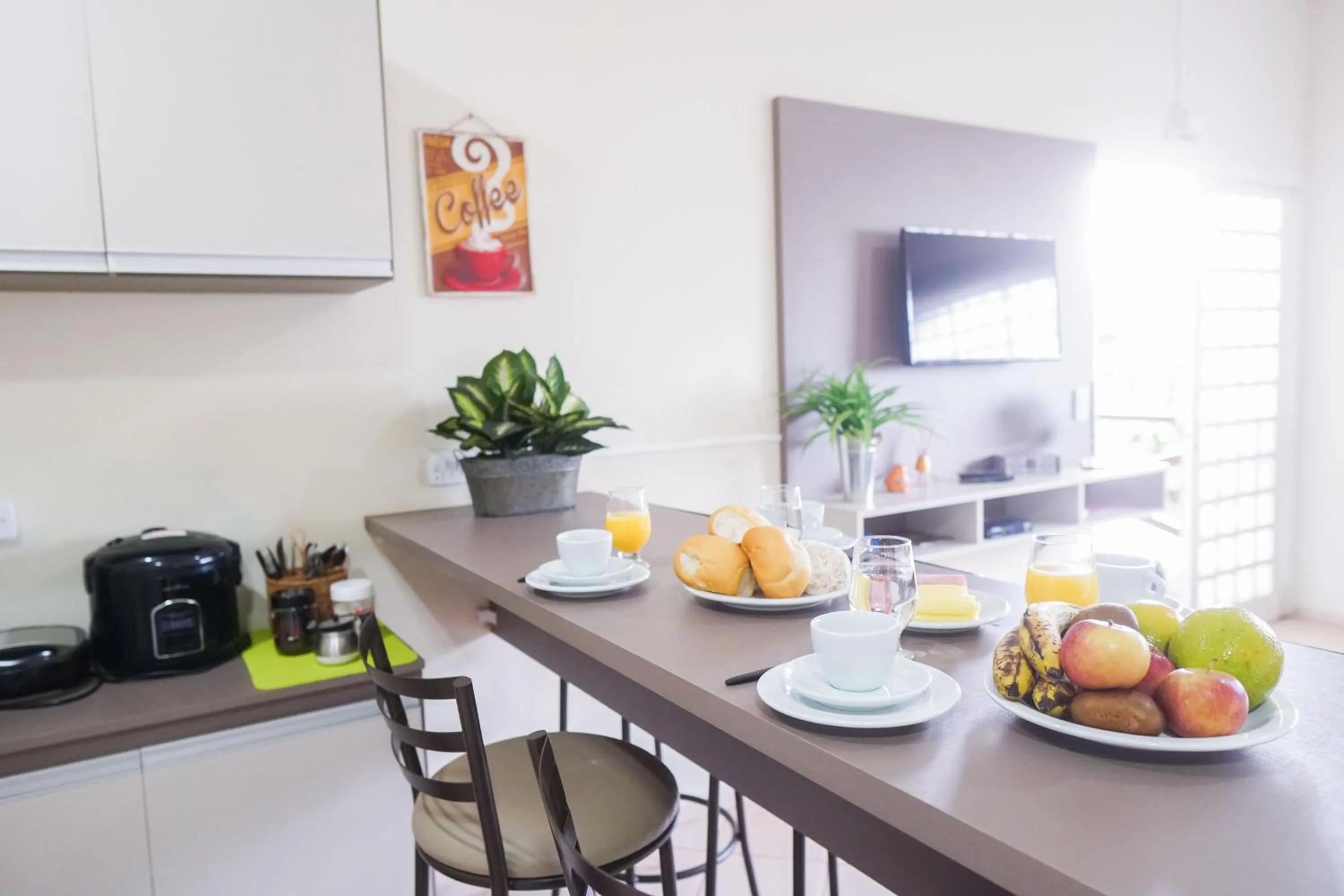 Dining area in Ypê Flats e Containers