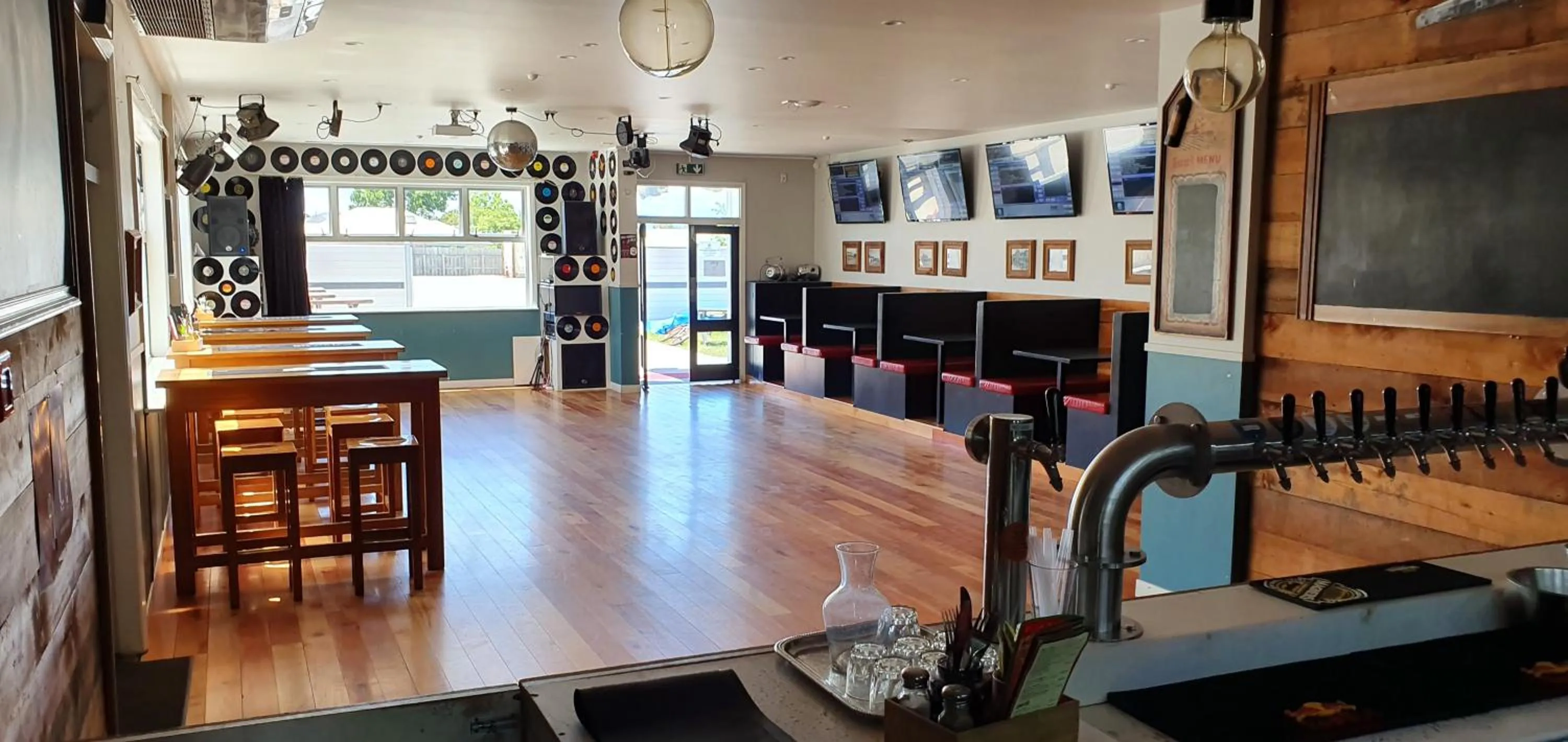 Hotel Motueka Backpackers, Loud Live Music Friday Saturday Nights