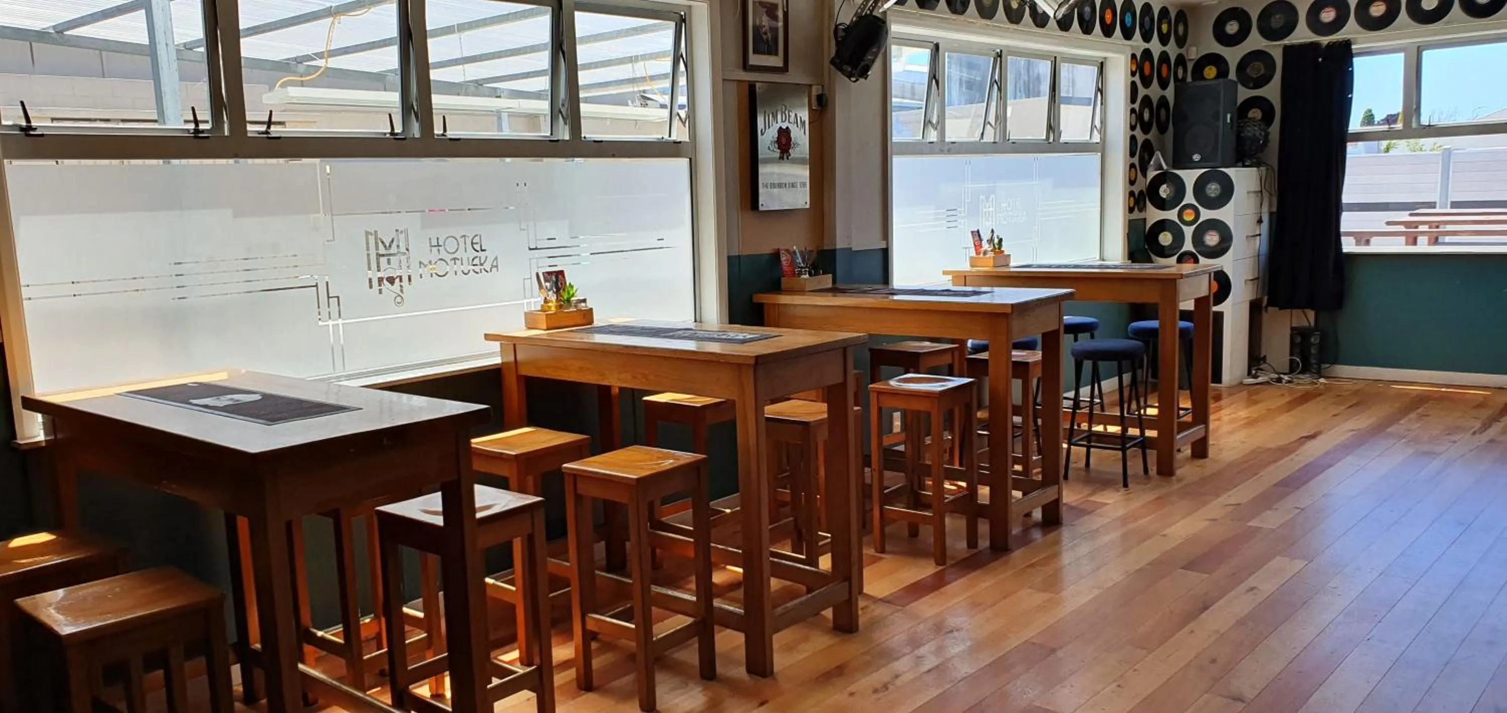 Hotel Motueka Backpackers, Loud Live Music Friday Saturday Nights