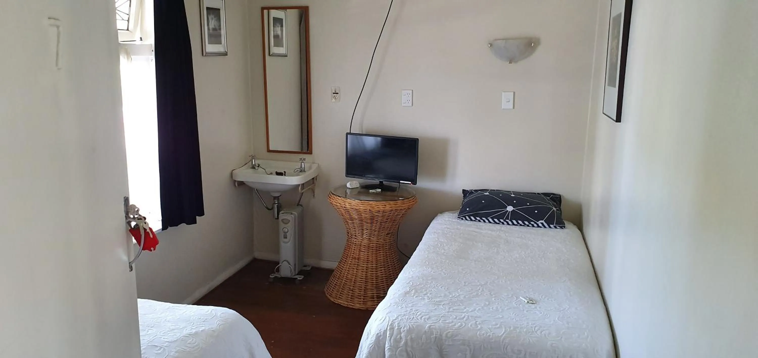 Bed in Hotel Motueka Backpackers, Loud Live Music Friday Saturday Nights