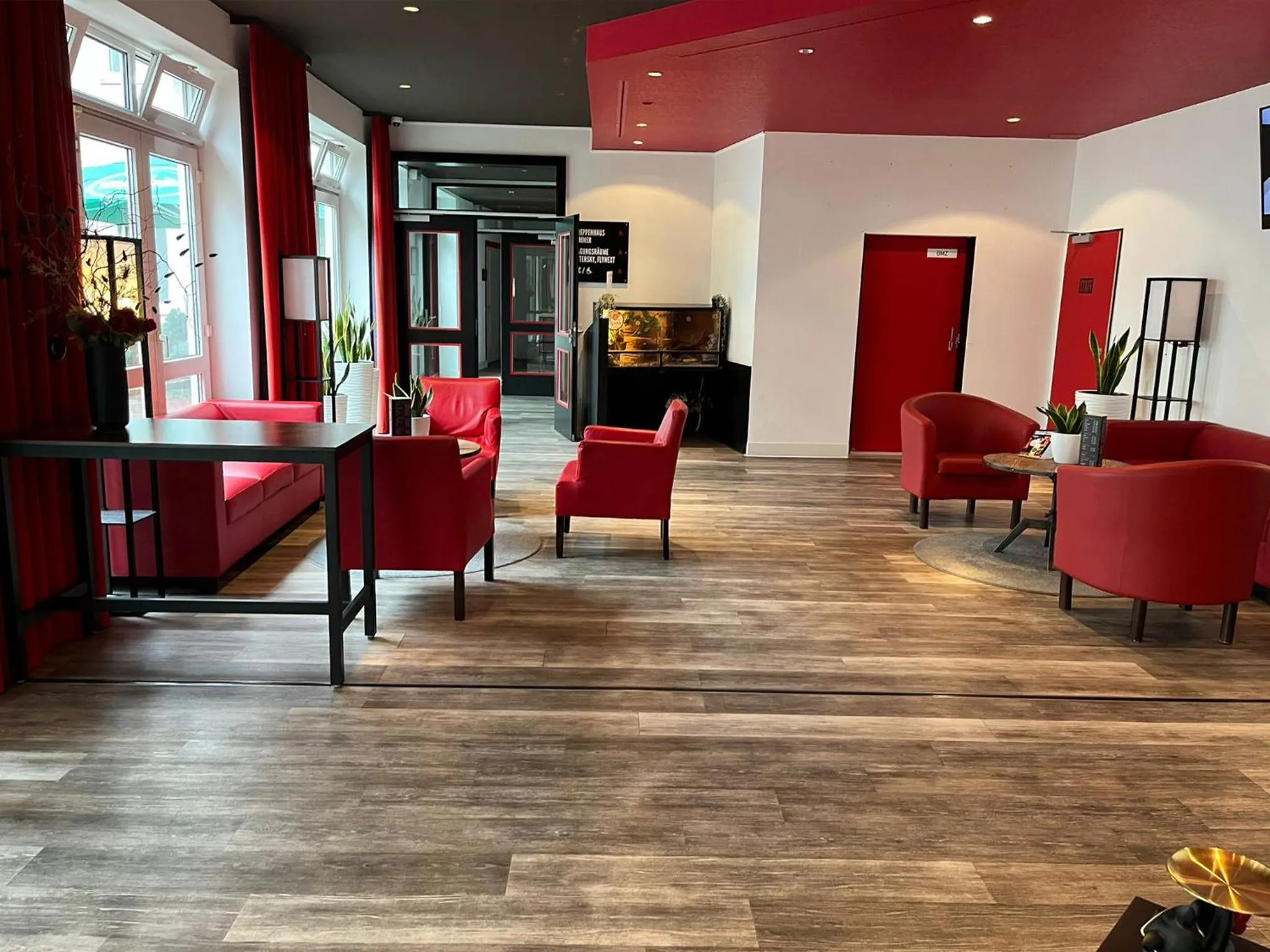 Lobby or reception in DORMERO Hotel Dresden Airport