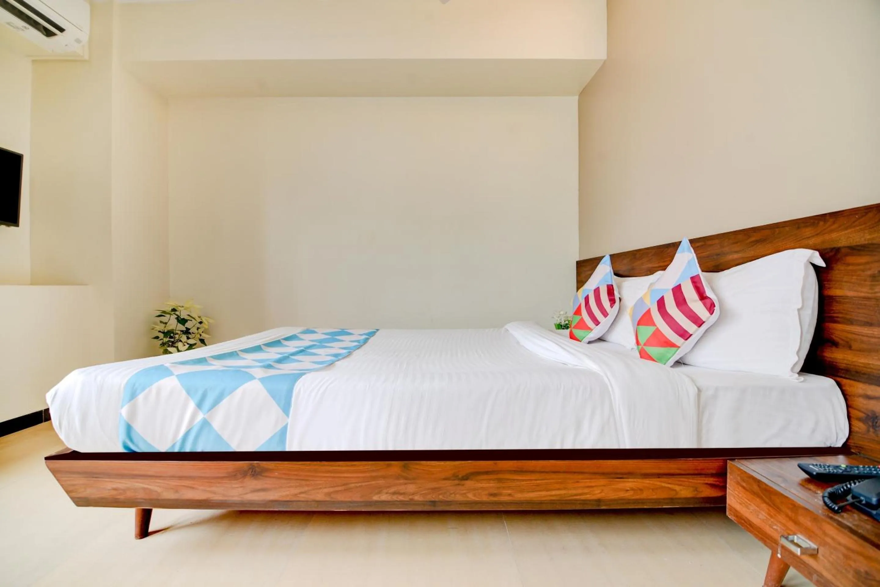 Bedroom in Hotel O Peaceful Stay Keshav Nagar.
