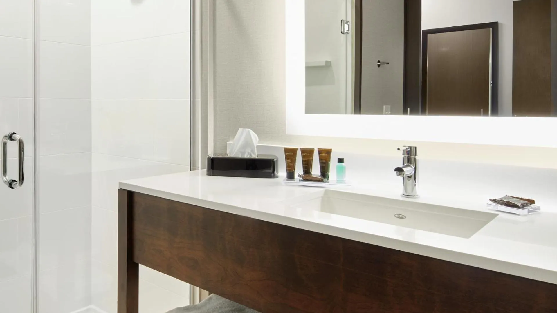 Bathroom in Wingate by Wyndham Hurricane WV