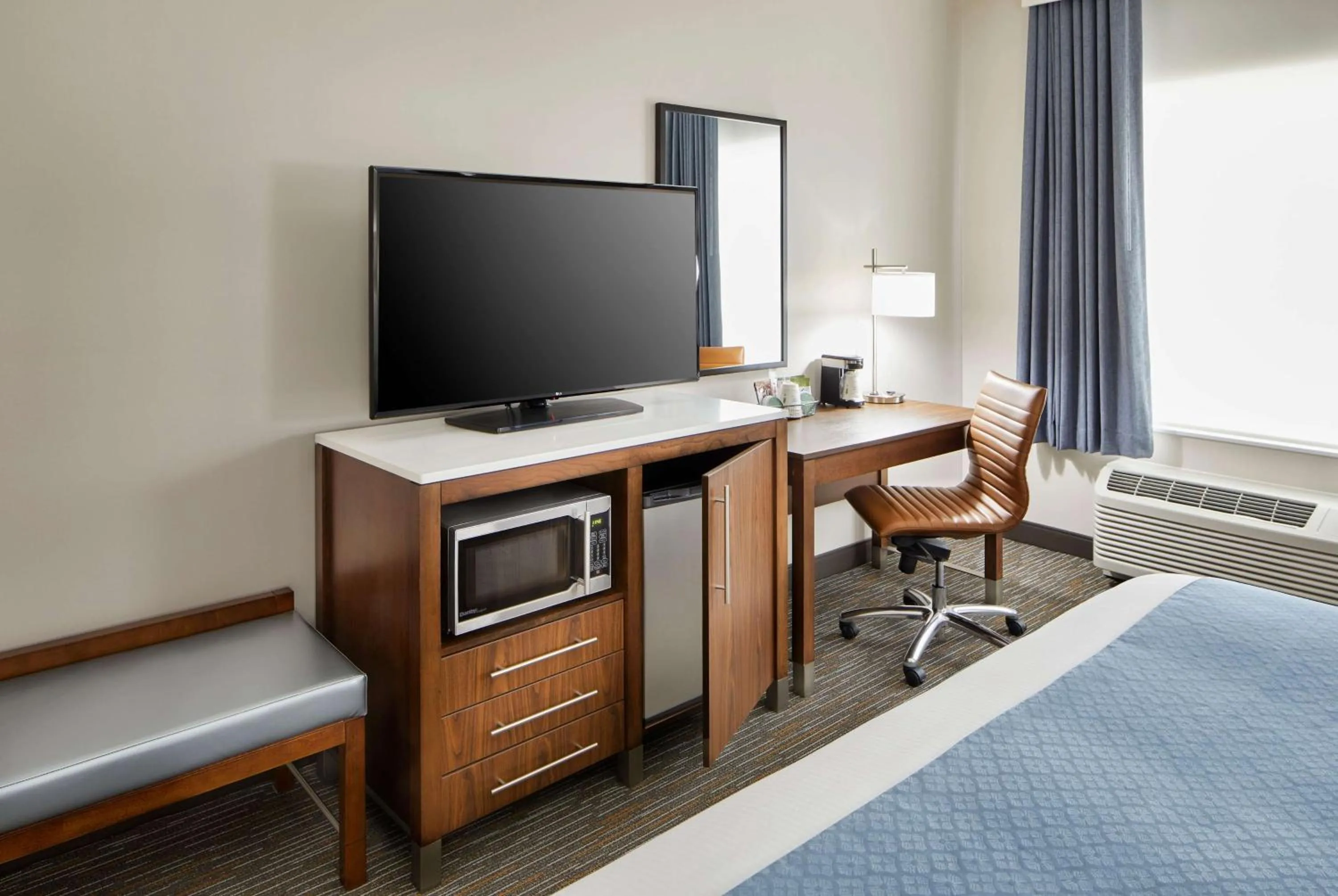 Photo of the whole room, Bed in Wingate by Wyndham Hurricane WV