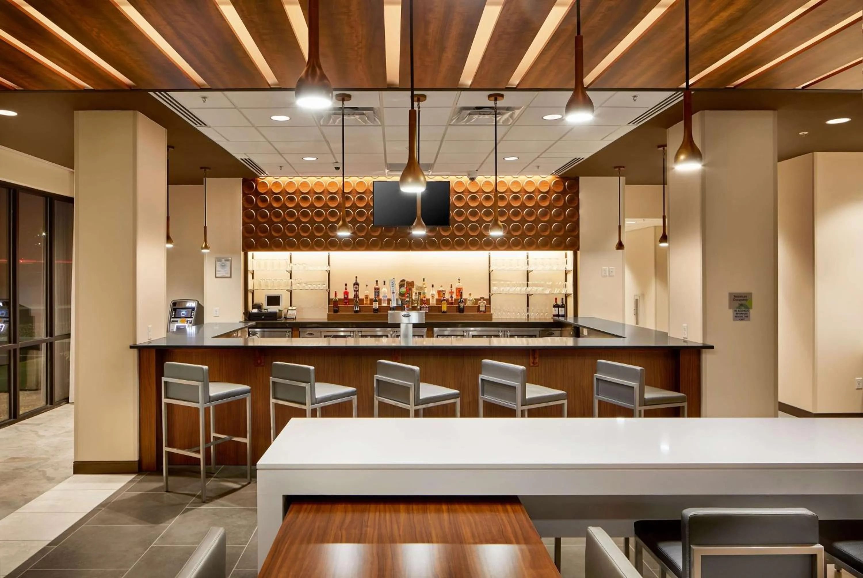 Lounge or bar in Wingate by Wyndham Hurricane WV