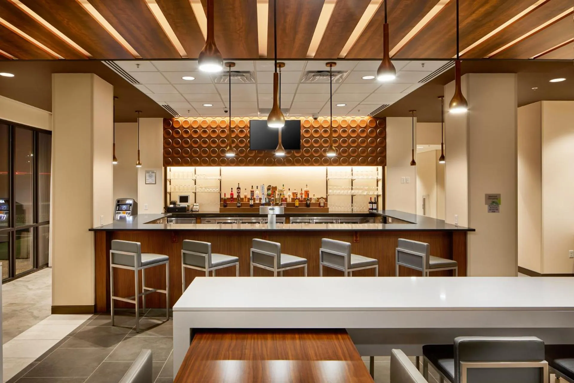 Lounge or bar in Wingate by Wyndham Hurricane WV