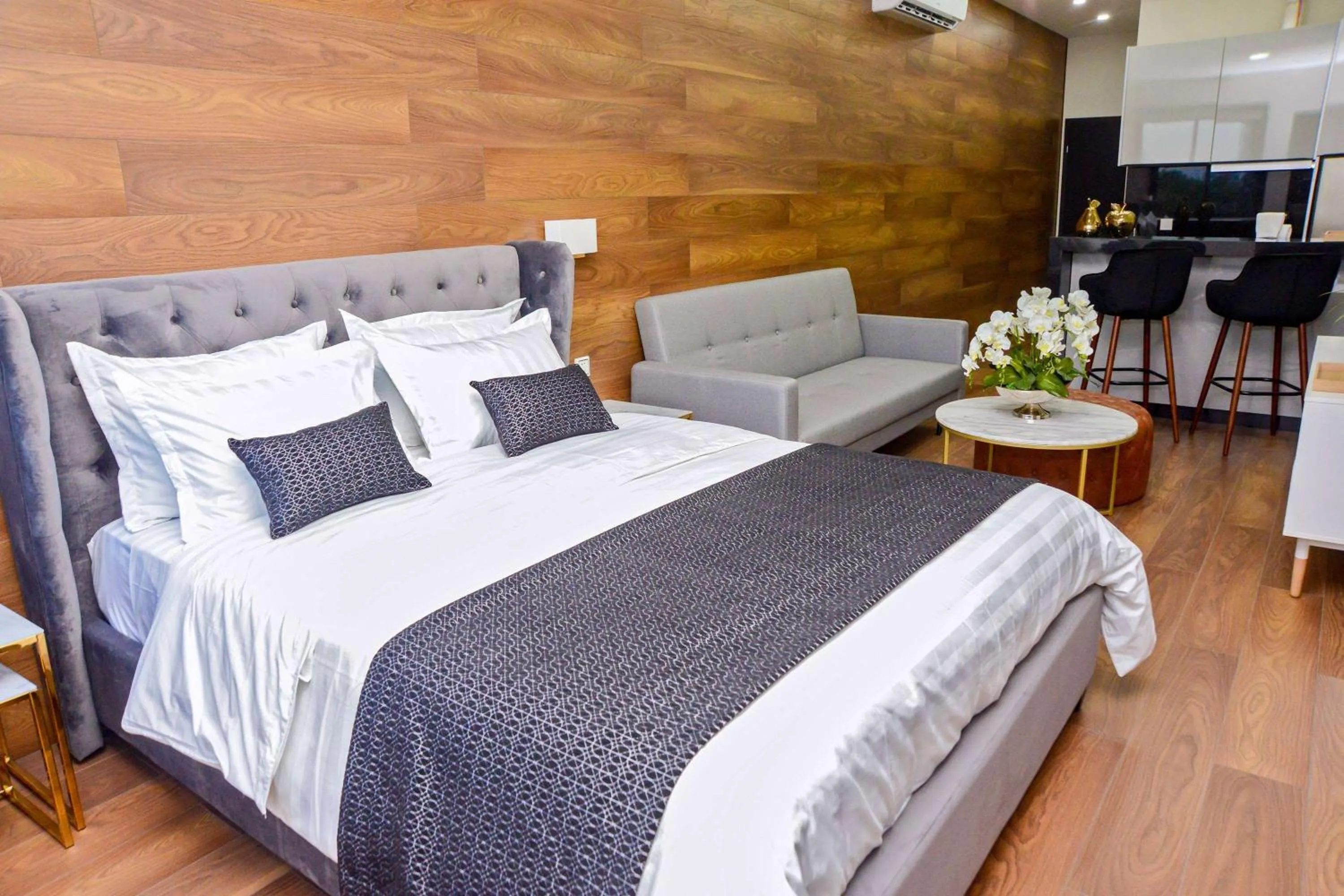 Photo of the whole room, Bed in TRYP by Wyndham Santa Cruz