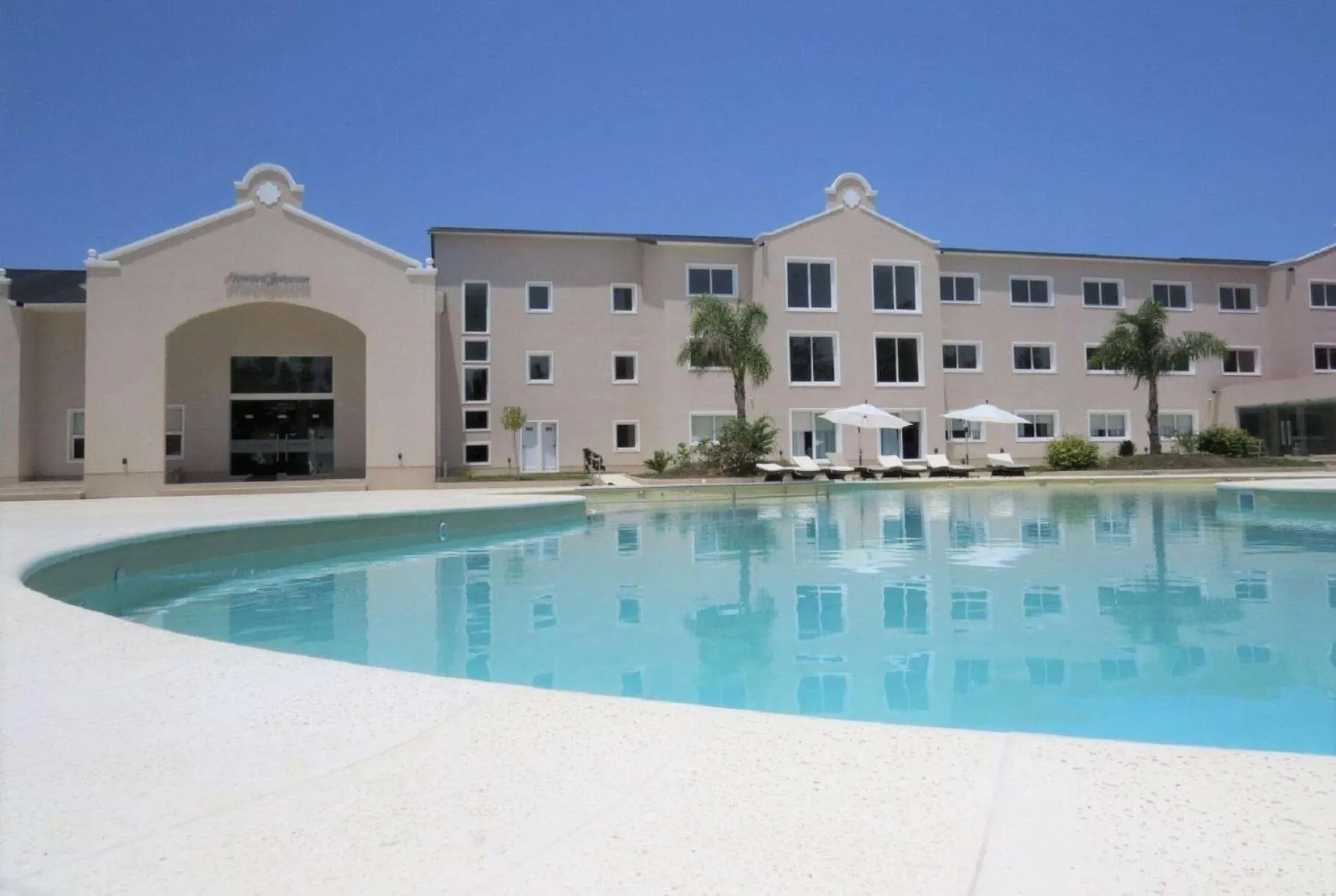 Pool view in Howard Johnson Plaza & Convention Center Spa La Plata