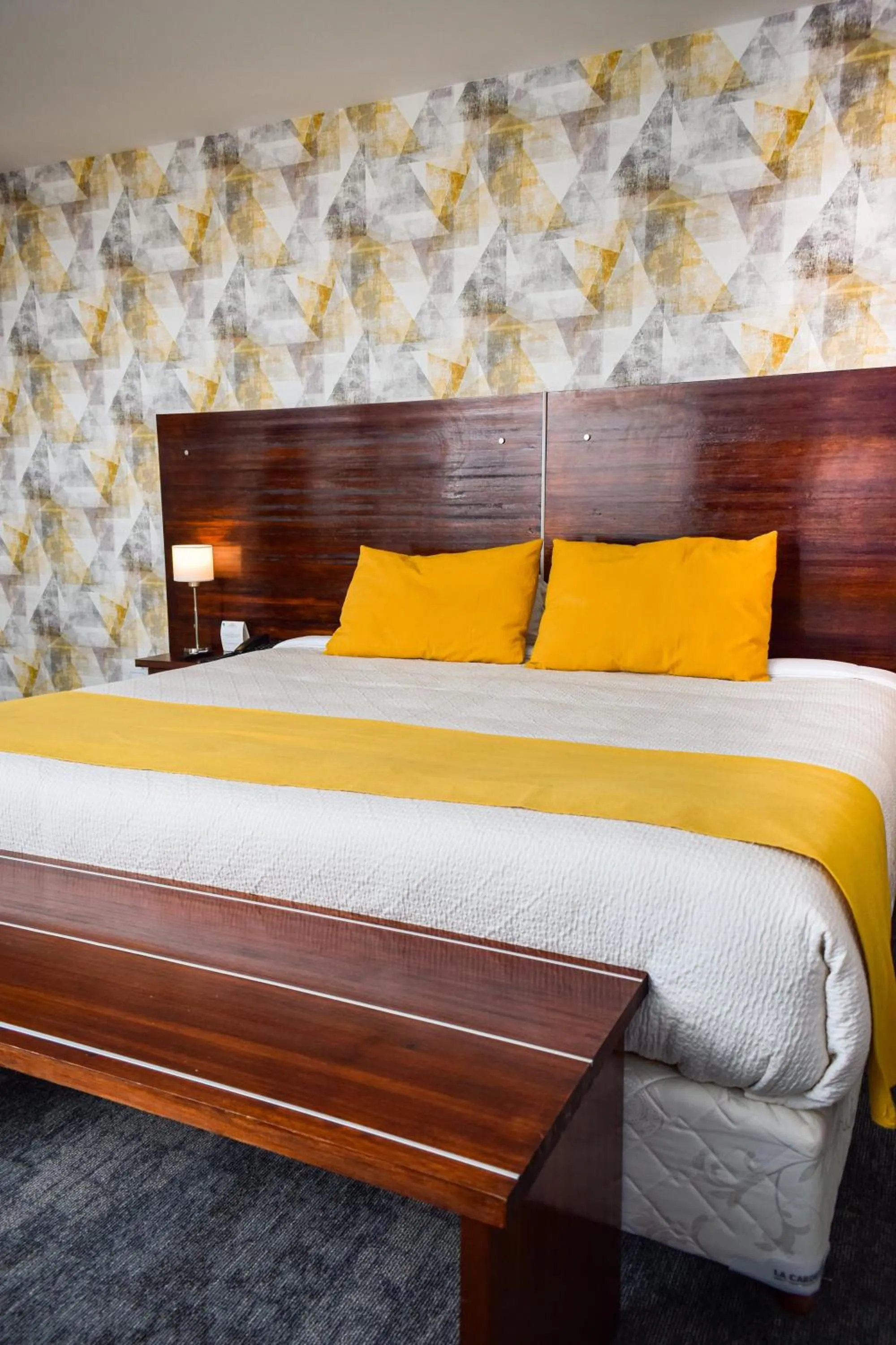 Bed in Howard Johnson Plaza & Convention Center Spa La Plata