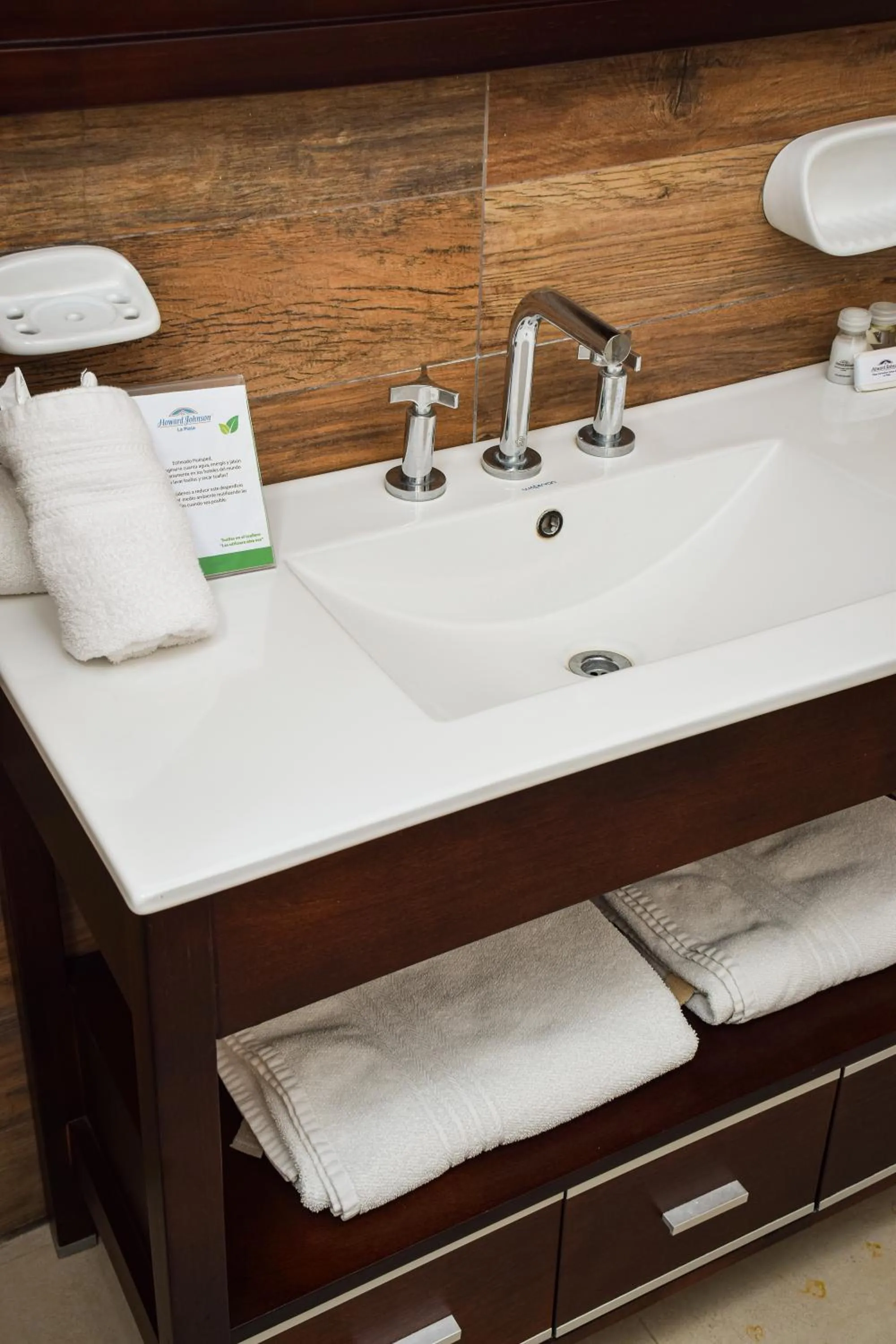 Bathroom in Howard Johnson Plaza & Convention Center Spa La Plata