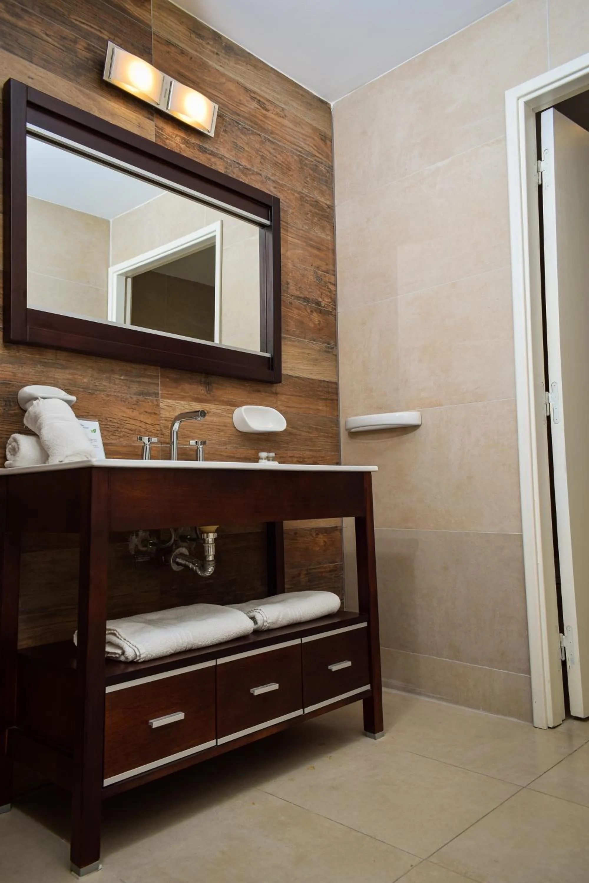 Bathroom in Howard Johnson Plaza & Convention Center Spa La Plata