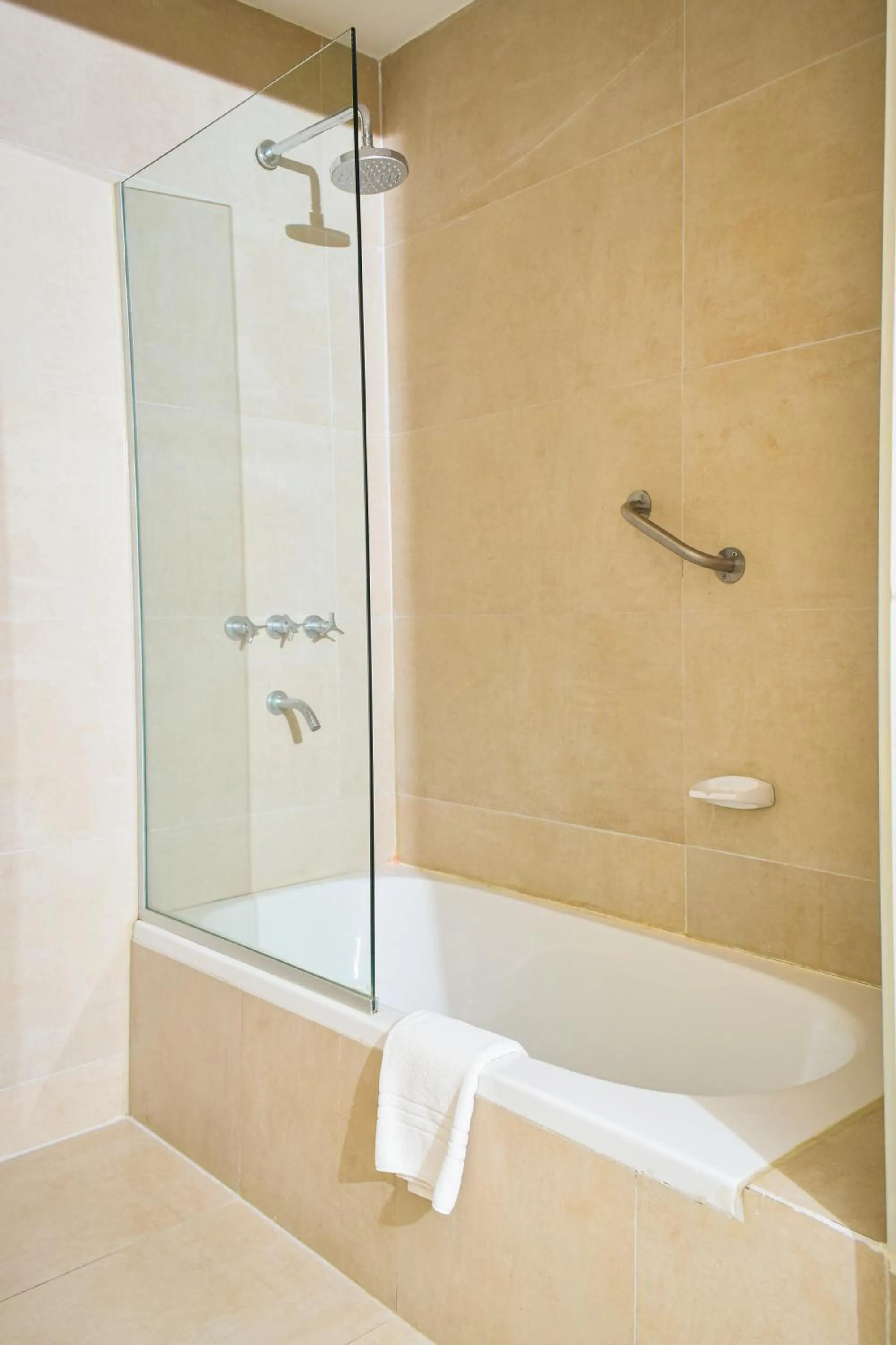 Shower in Howard Johnson Plaza & Convention Center Spa La Plata