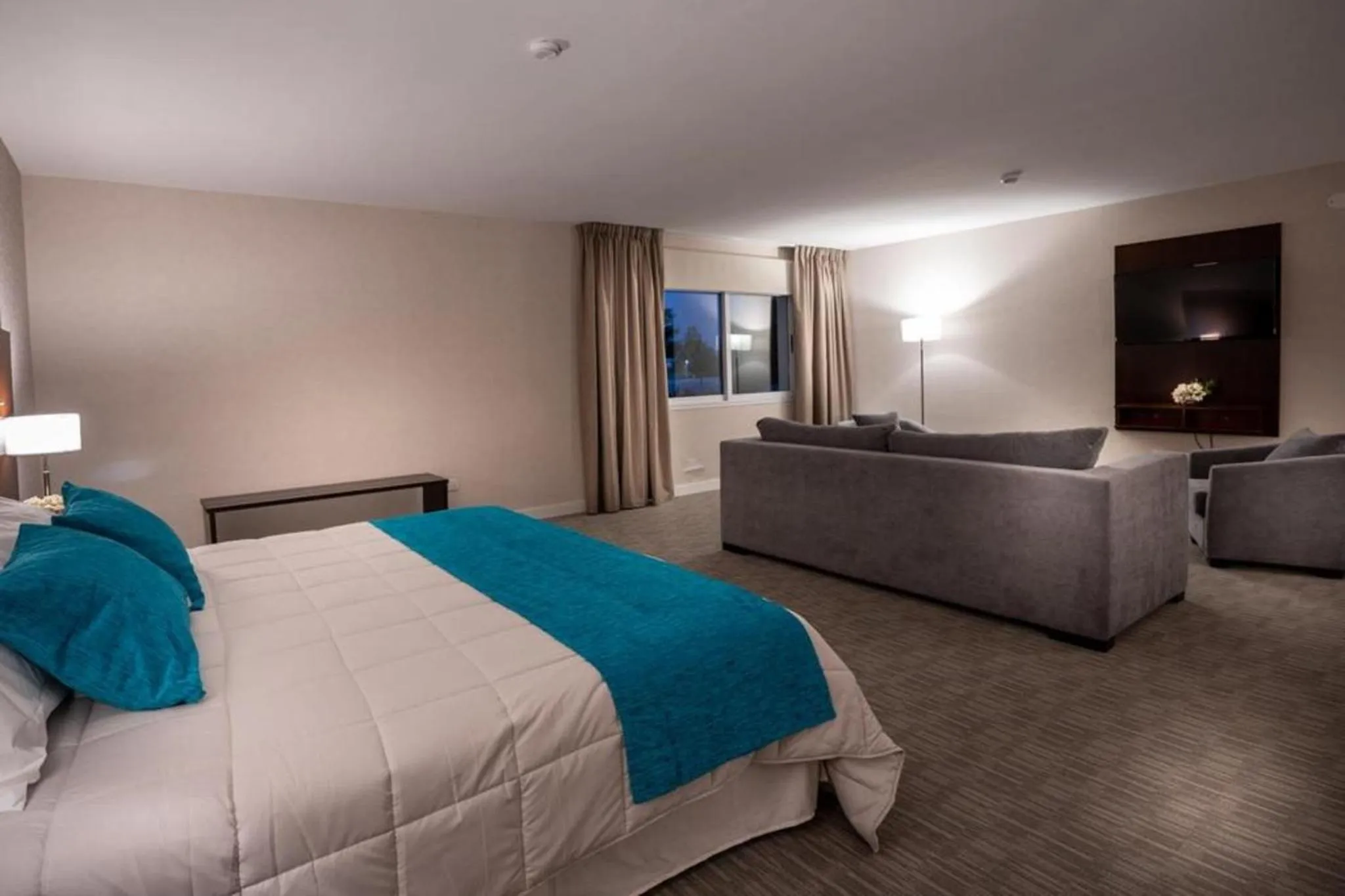 Photo of the whole room, Bed in Howard Johnson Plaza & Convention Center Spa La Plata
