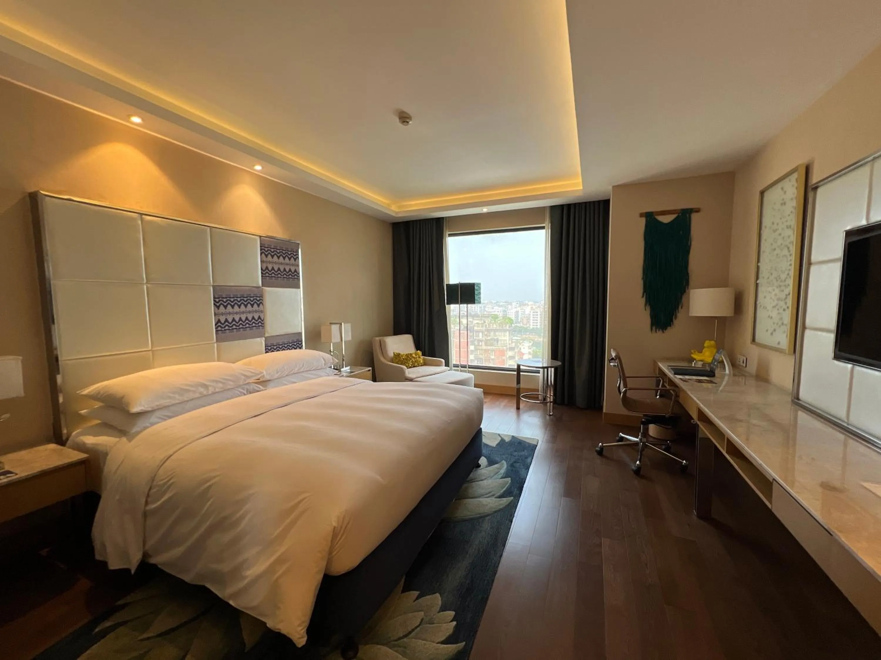 Bedroom, Bed in Renaissance Dhaka Gulshan Hotel