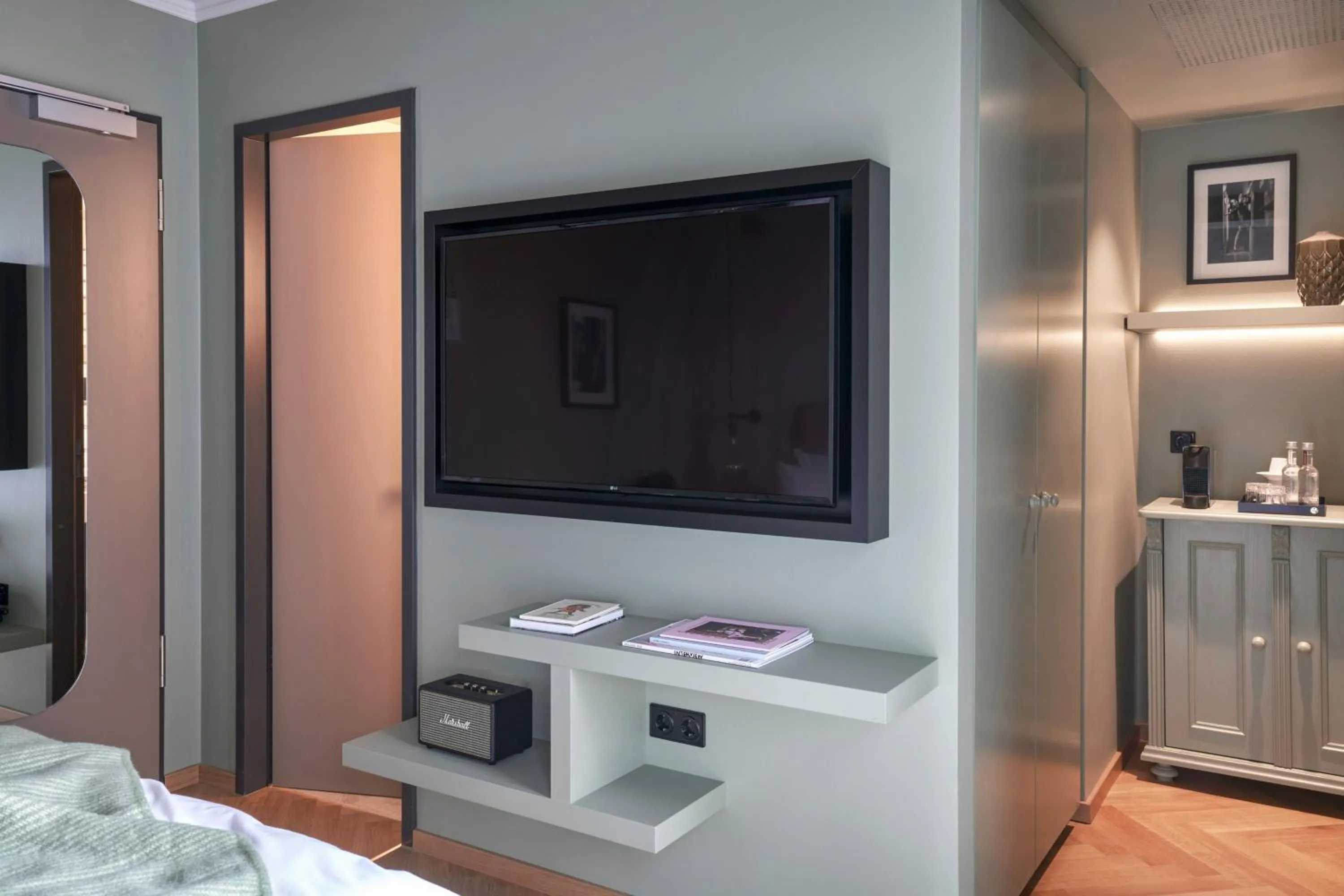 Photo of the whole room, Bed in Gekko House Frankfurt, a Tribute Portfolio Hotel