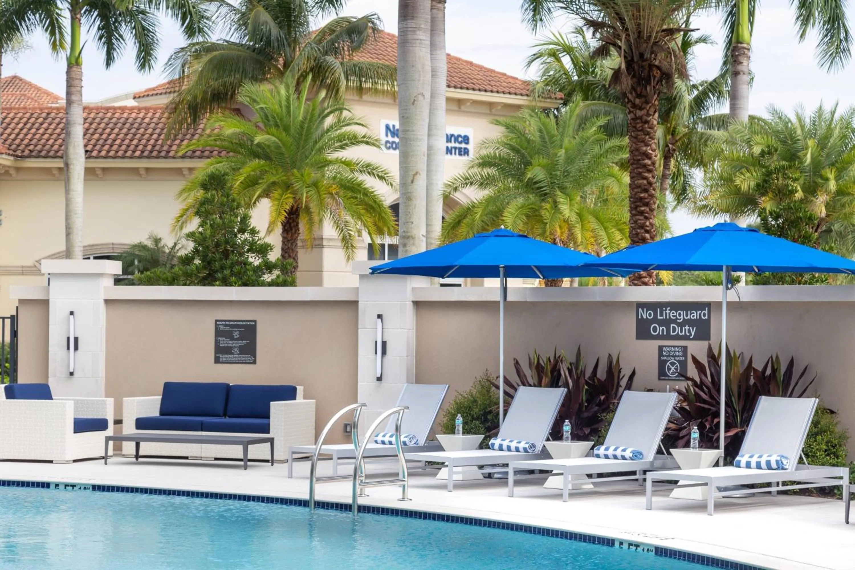 Swimming pool in Residence Inn Palm Beach Gardens