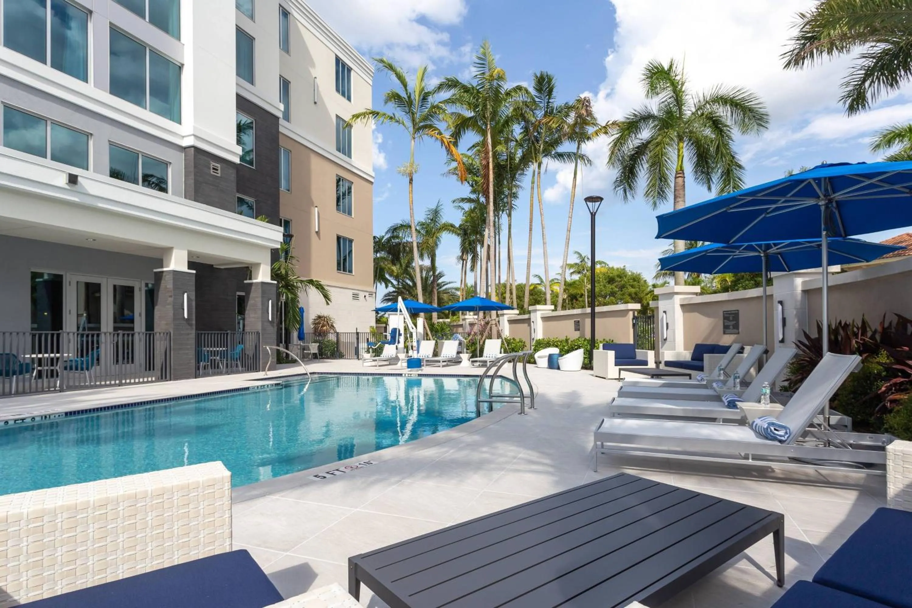 Swimming pool in Residence Inn Palm Beach Gardens