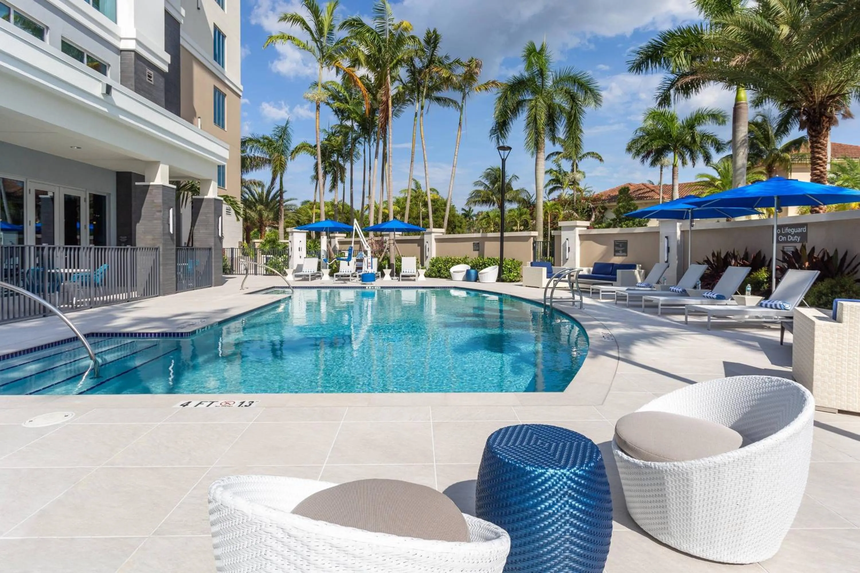 Swimming pool in Residence Inn Palm Beach Gardens