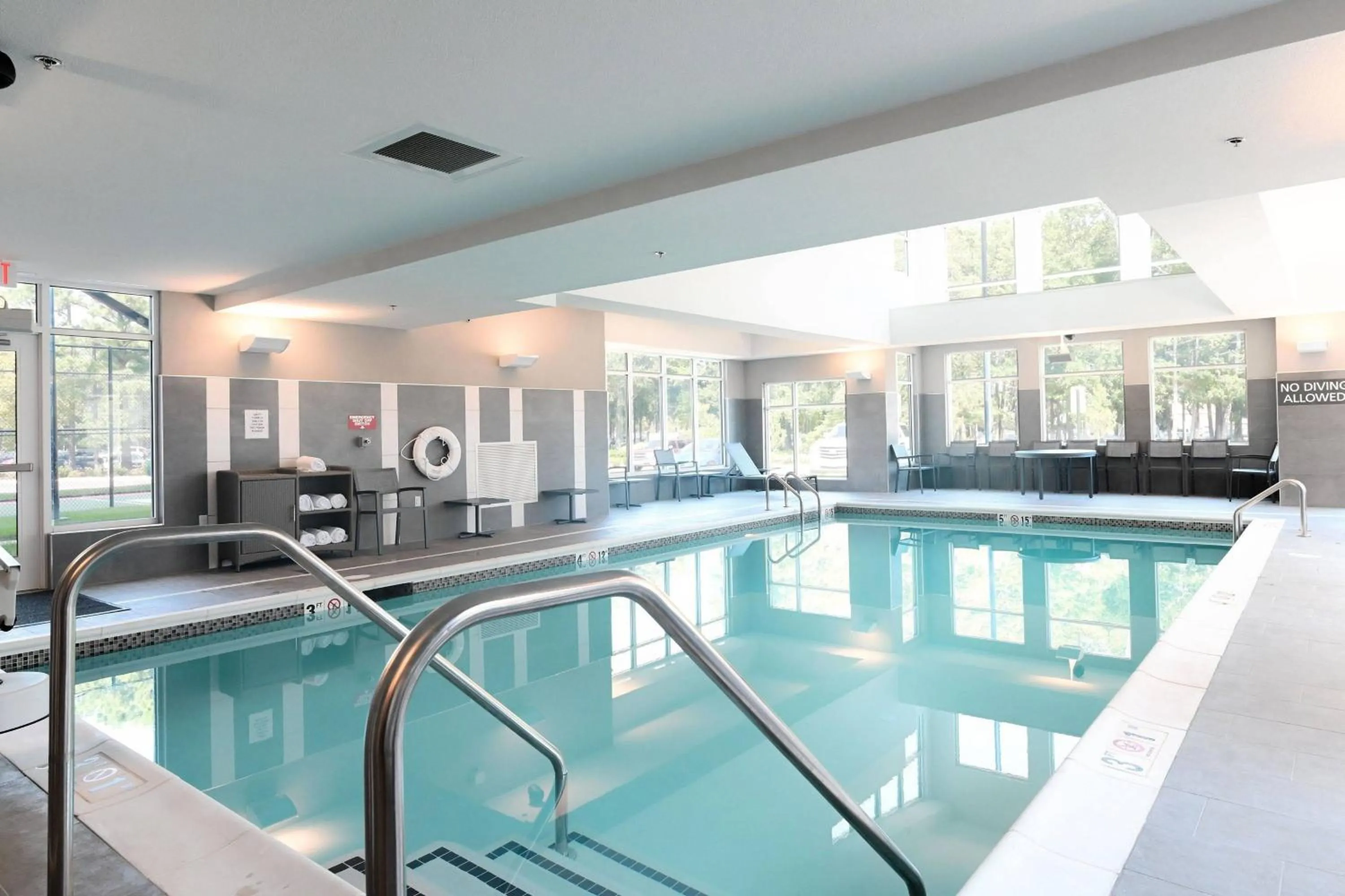 Swimming pool in Residence Inn Richmond