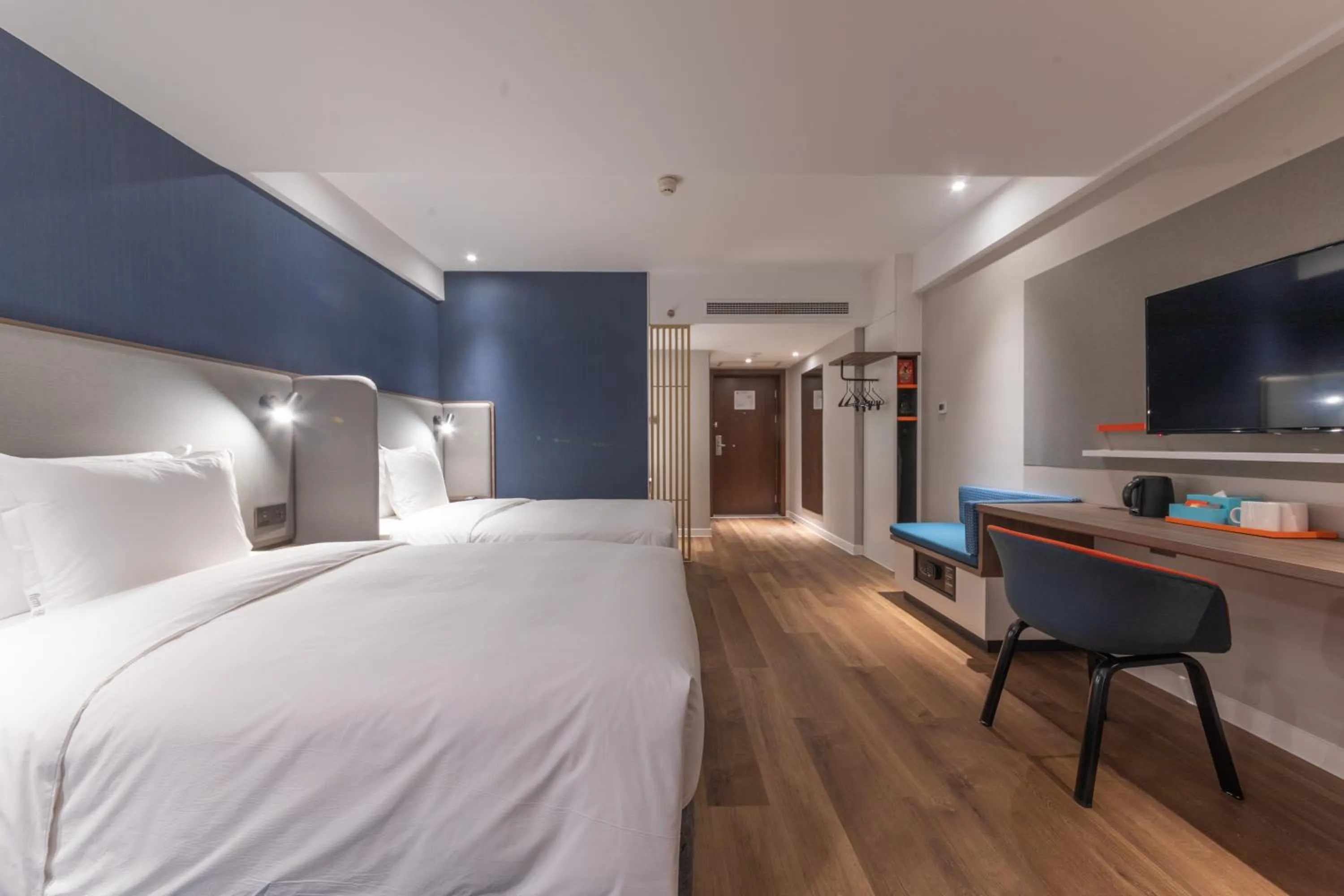 Photo of the whole room, Bed in Holiday Inn Express Ningbo City Center by IHG