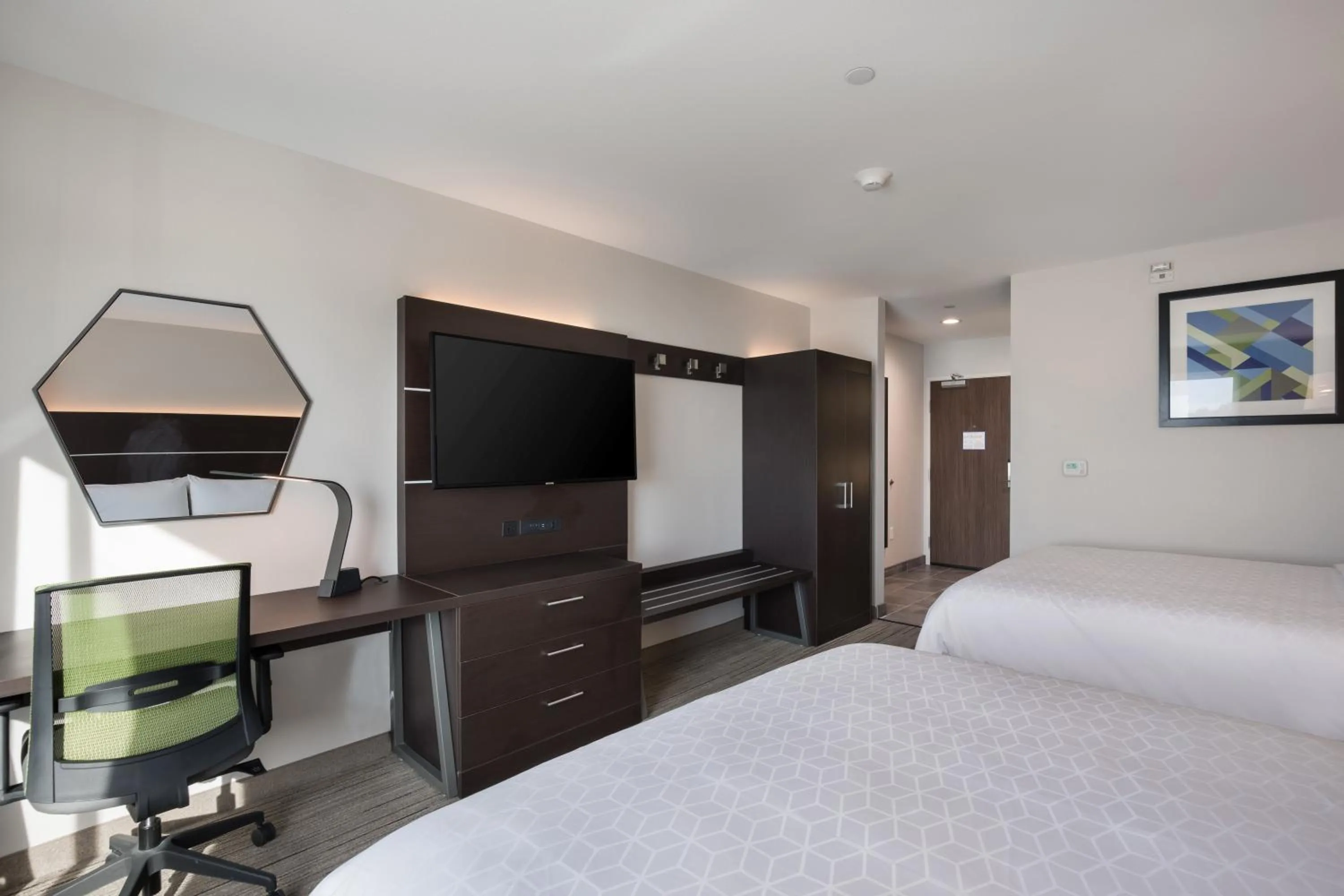 Photo of the whole room, Bed in Holiday Inn Express & Suites Chicago - Hoffman Estates by IHG