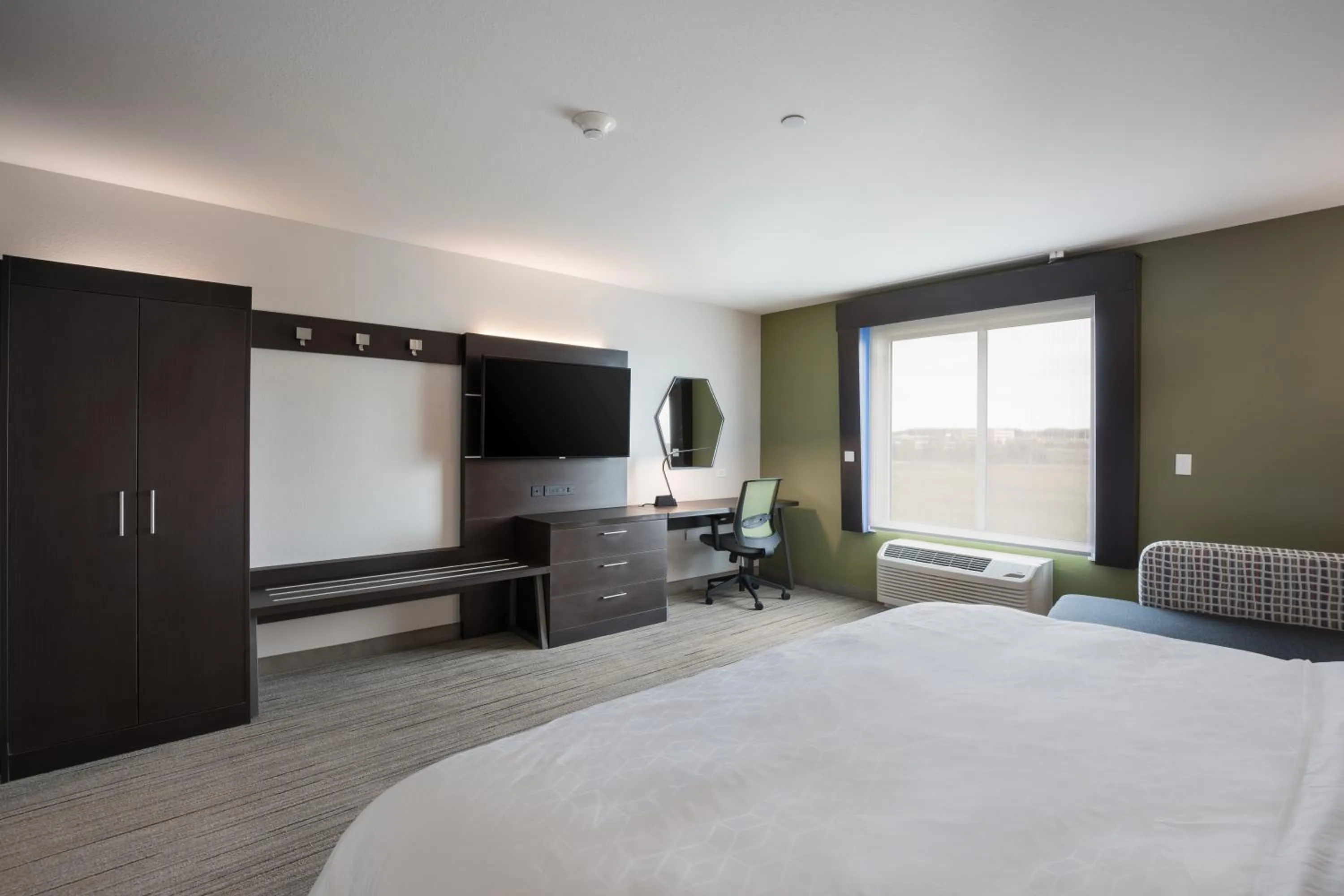 Photo of the whole room, Bed in Holiday Inn Express & Suites Chicago - Hoffman Estates by IHG