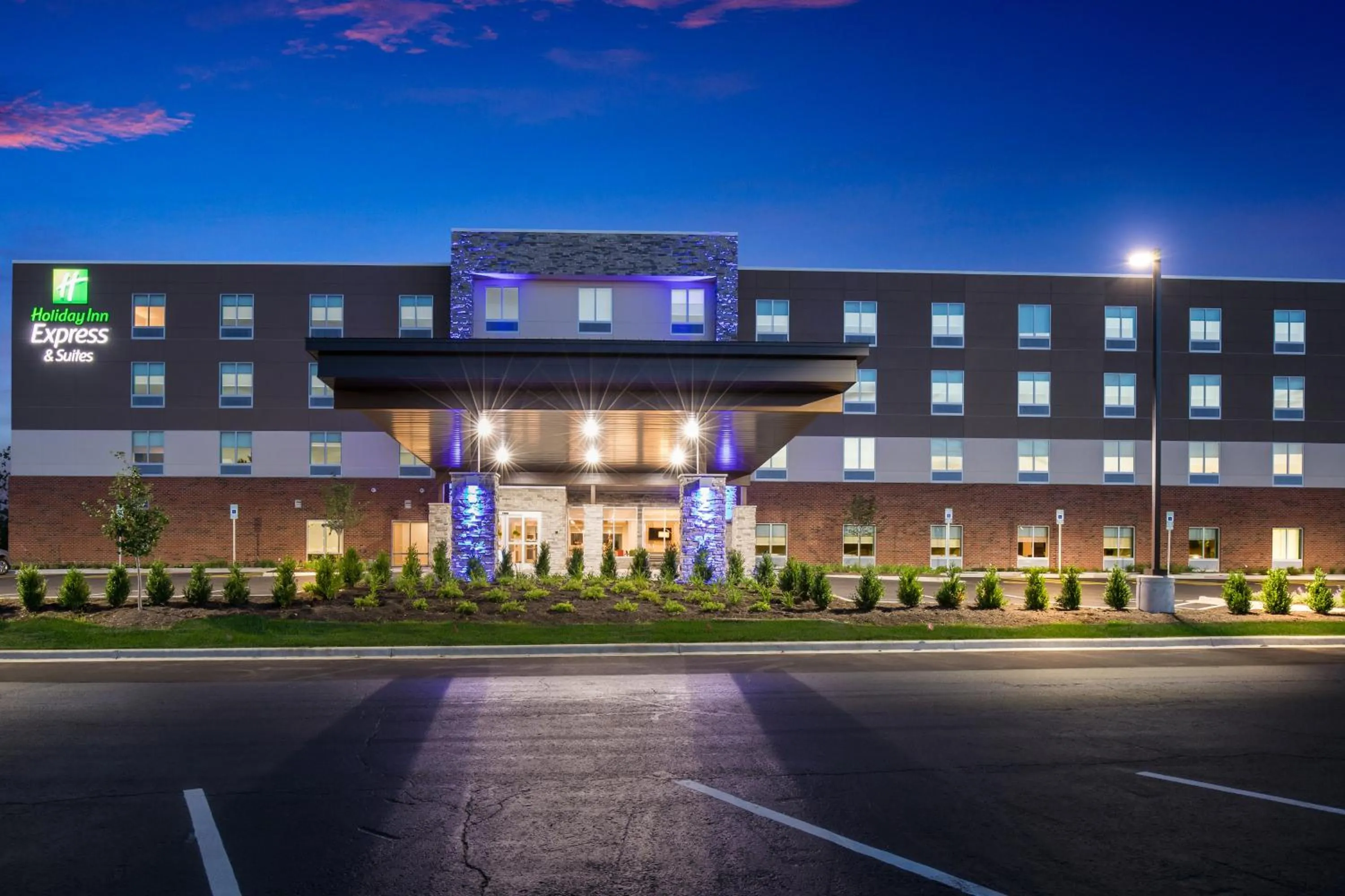 Property building in Holiday Inn Express & Suites Chicago - Hoffman Estates by IHG