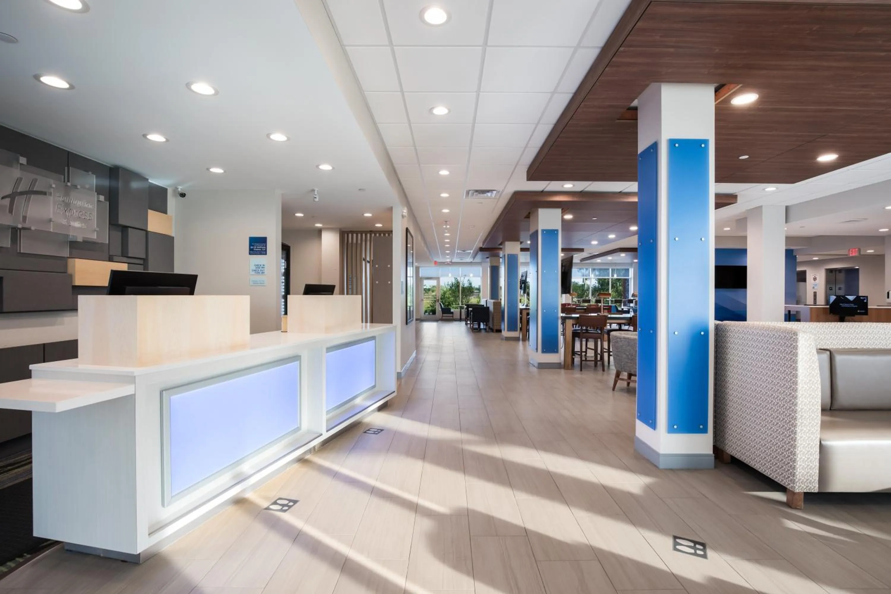 Property building in Holiday Inn Express & Suites Chicago - Hoffman Estates by IHG