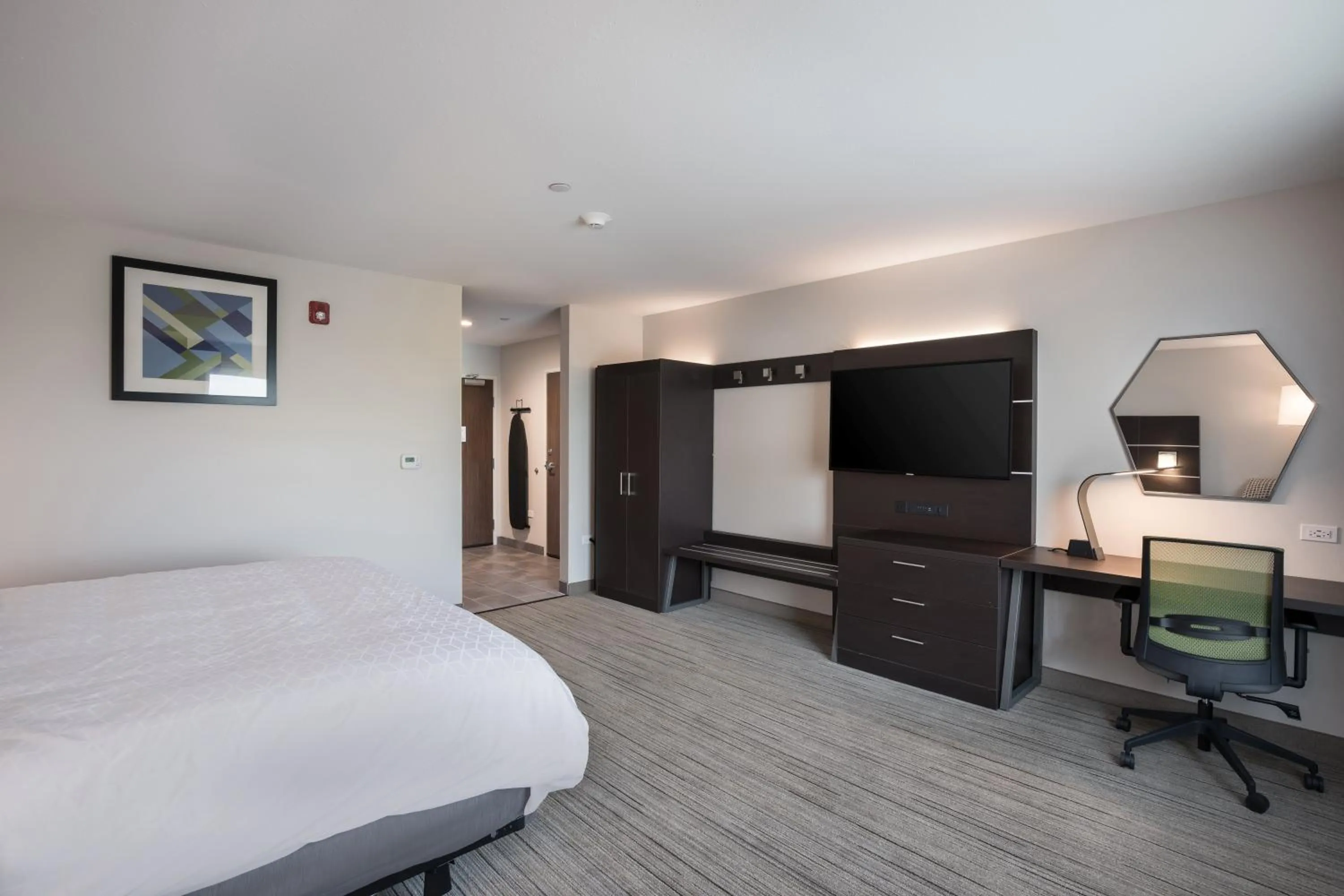 Photo of the whole room, Bed in Holiday Inn Express & Suites Chicago - Hoffman Estates by IHG