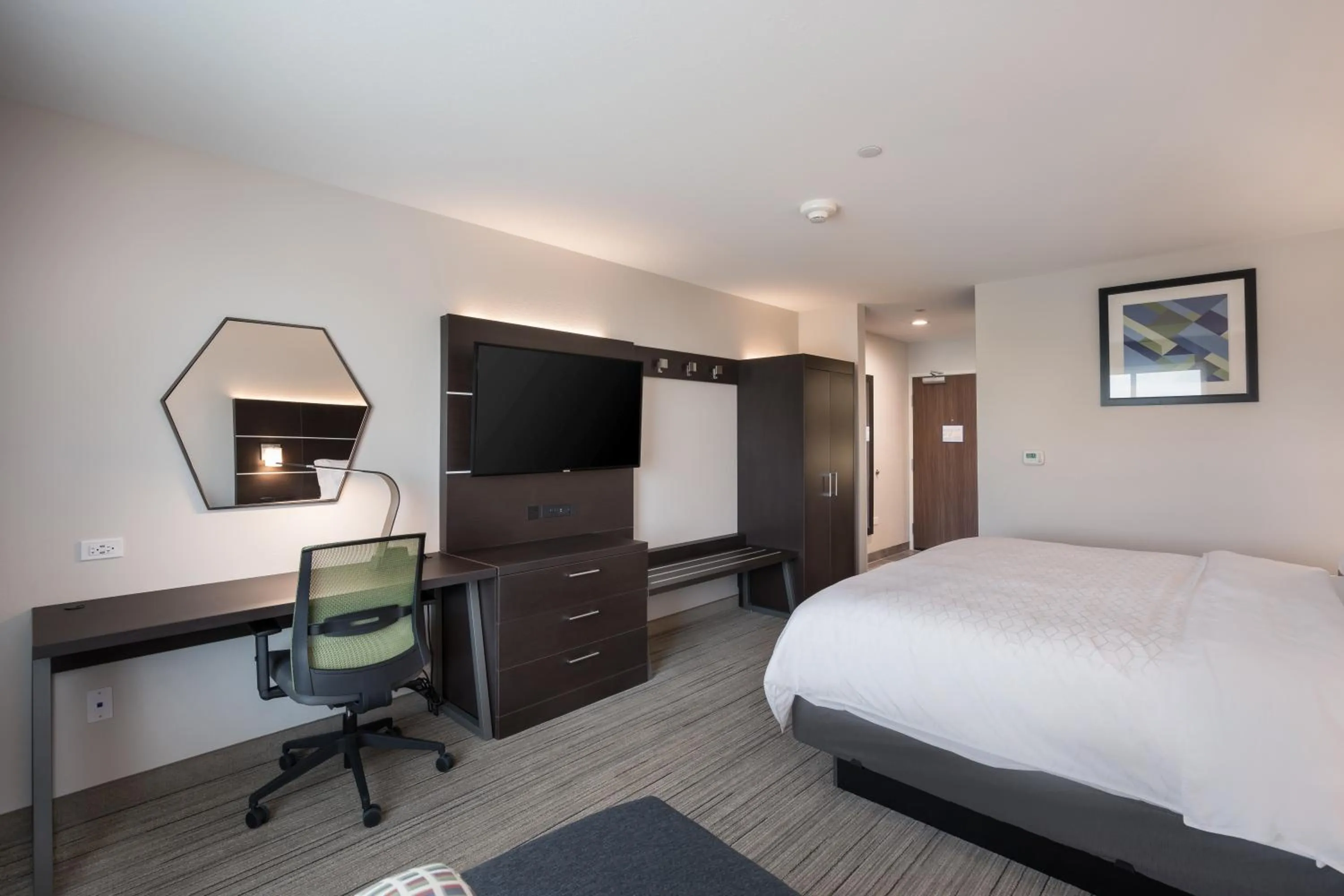 Bedroom, Bed in Holiday Inn Express & Suites Chicago - Hoffman Estates by IHG