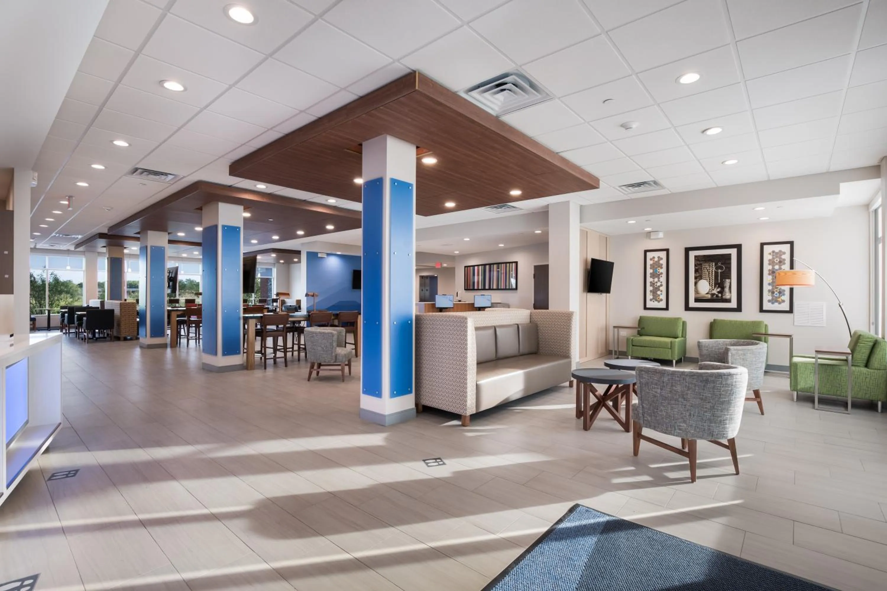 Property building in Holiday Inn Express & Suites Chicago - Hoffman Estates by IHG
