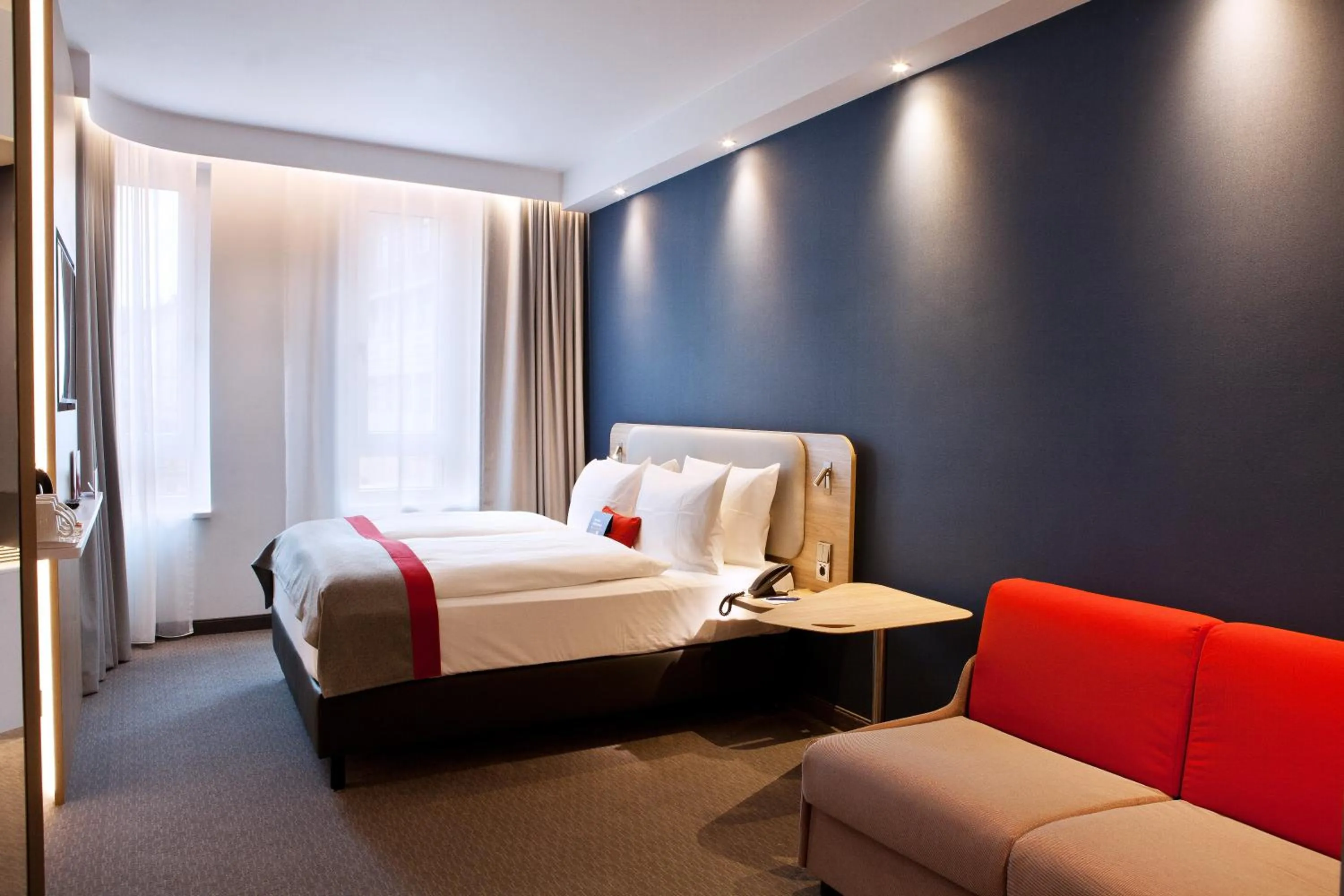 Bedroom, Bed in Holiday Inn Express - Darmstadt by IHG