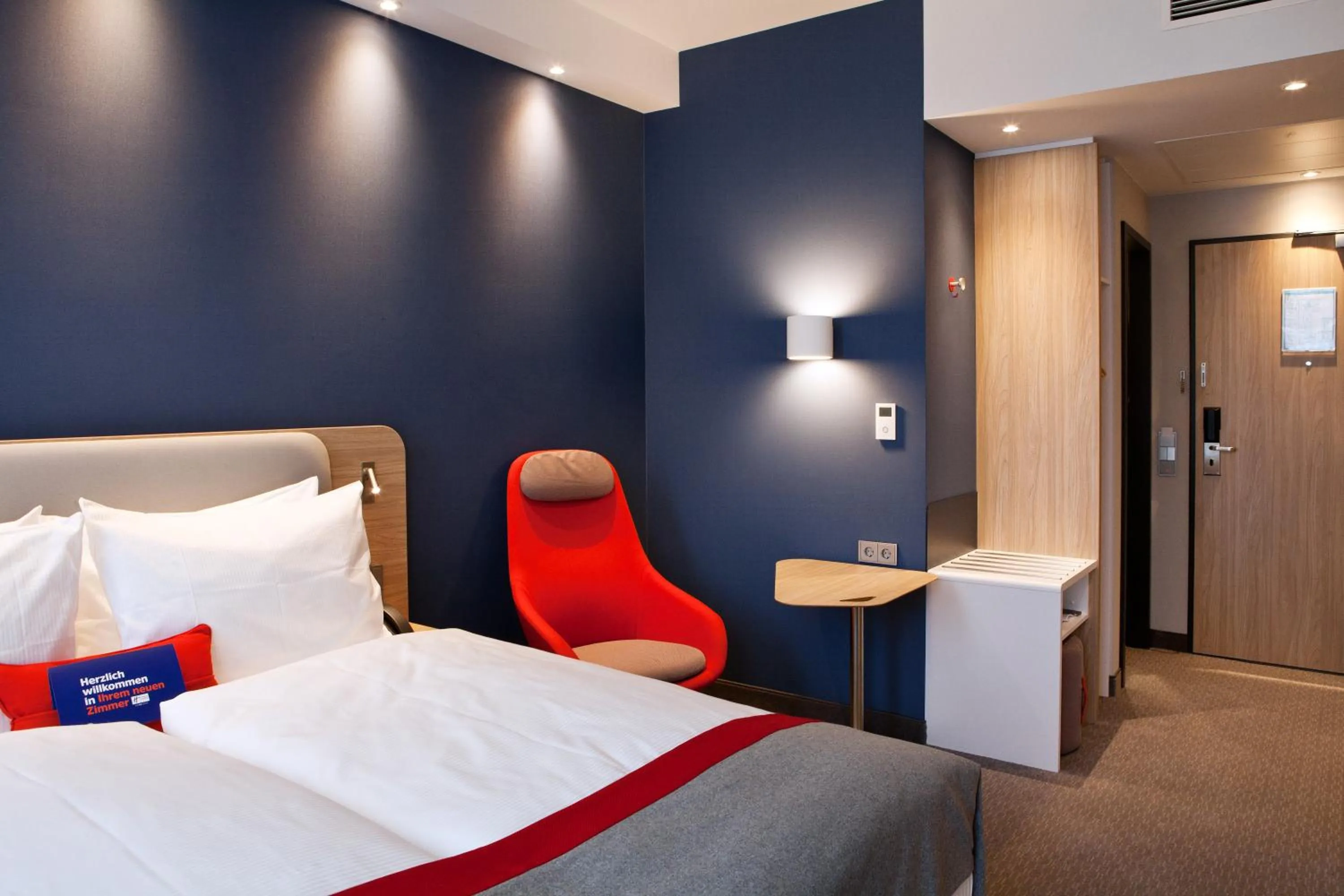 Photo of the whole room, Bed in Holiday Inn Express - Darmstadt by IHG