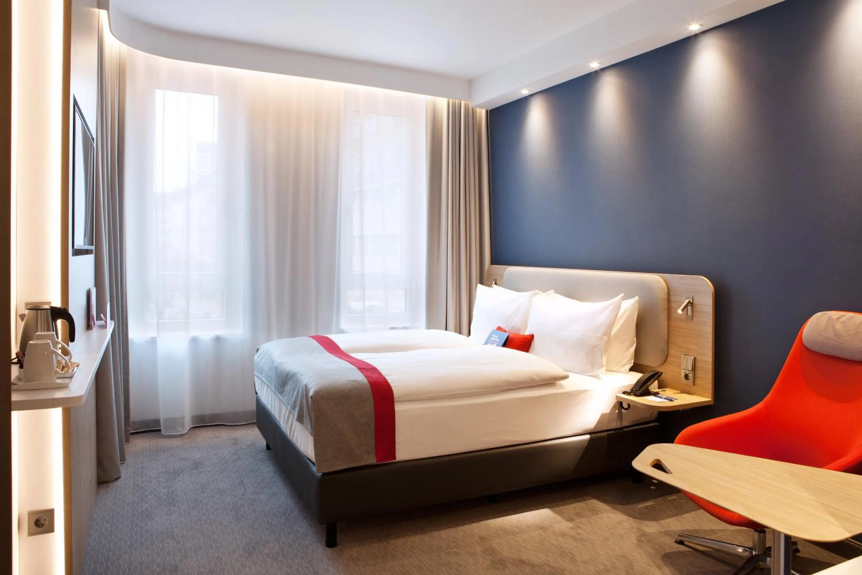 Photo of the whole room, Bed in Holiday Inn Express - Darmstadt by IHG