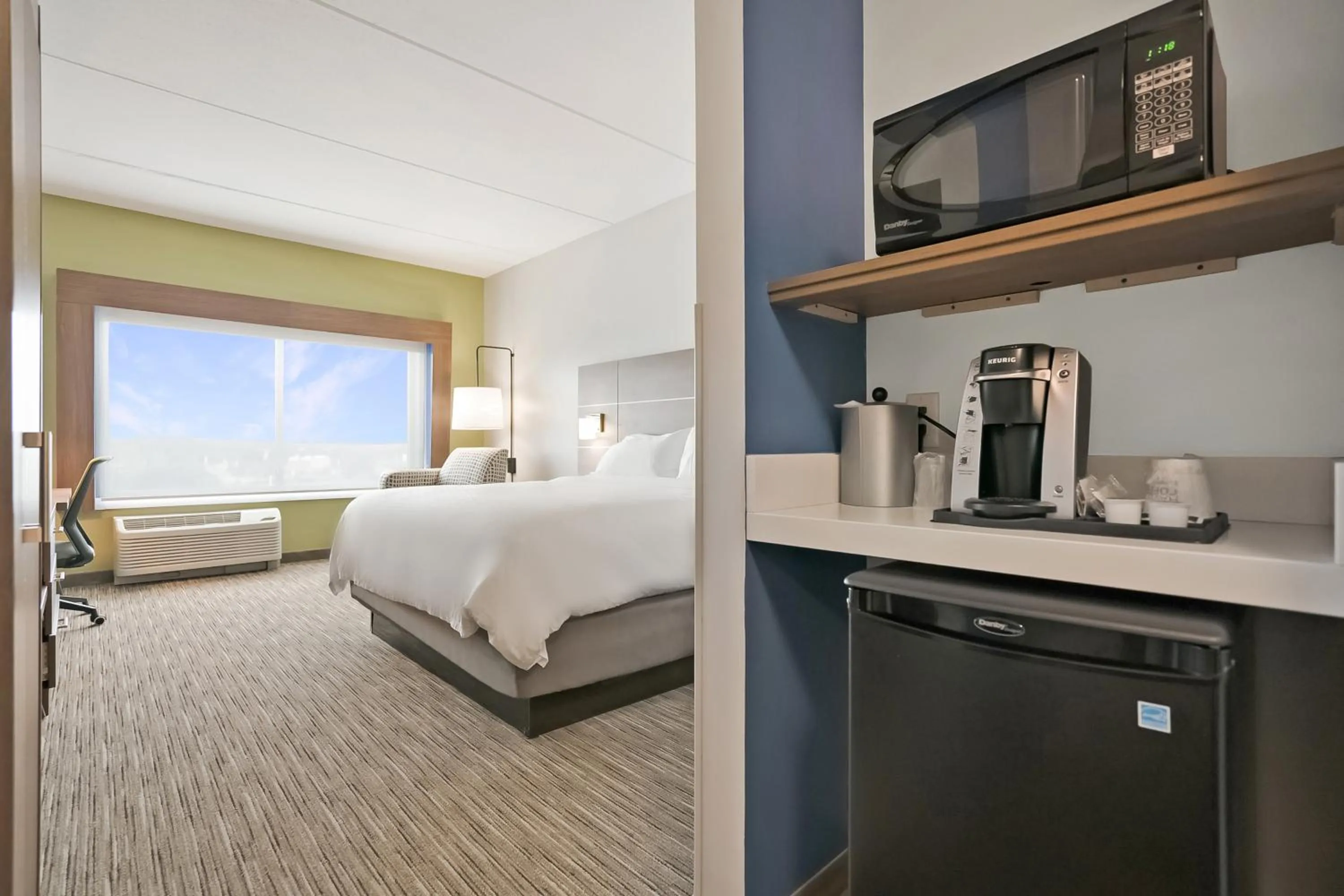 Photo of the whole room, Bed in Holiday Inn Express - Jacksonville South Bartram Prk by IHG