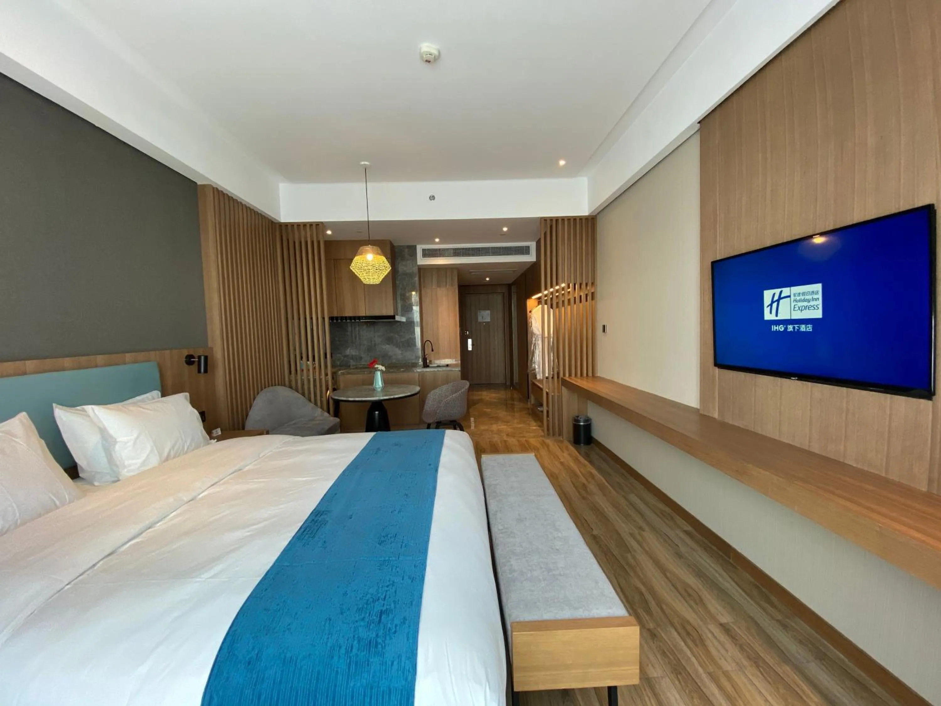 Photo of the whole room, Bed in Holiday Inn Express Liaocheng Chiping by IHG