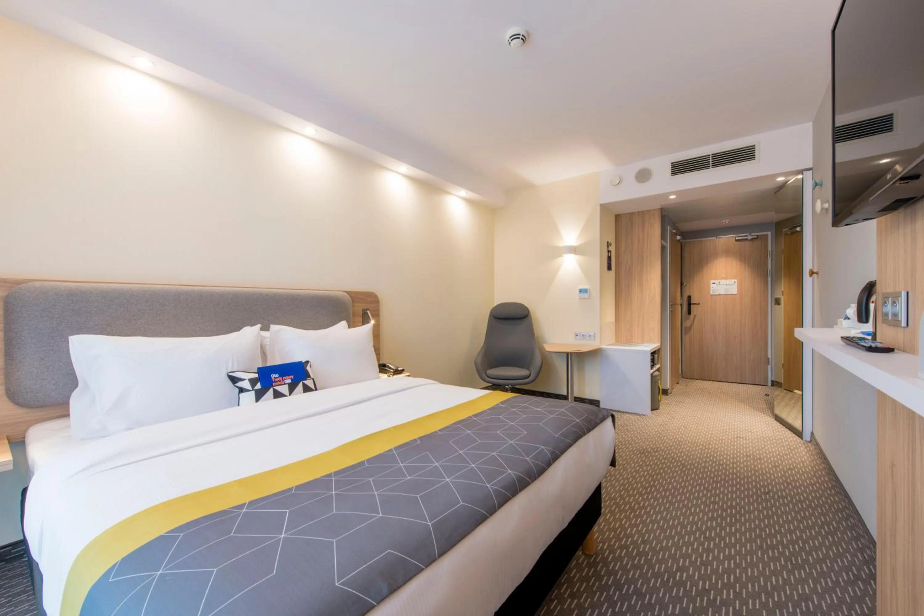 Bed in Holiday Inn Express Warsaw - Mokotow by IHG