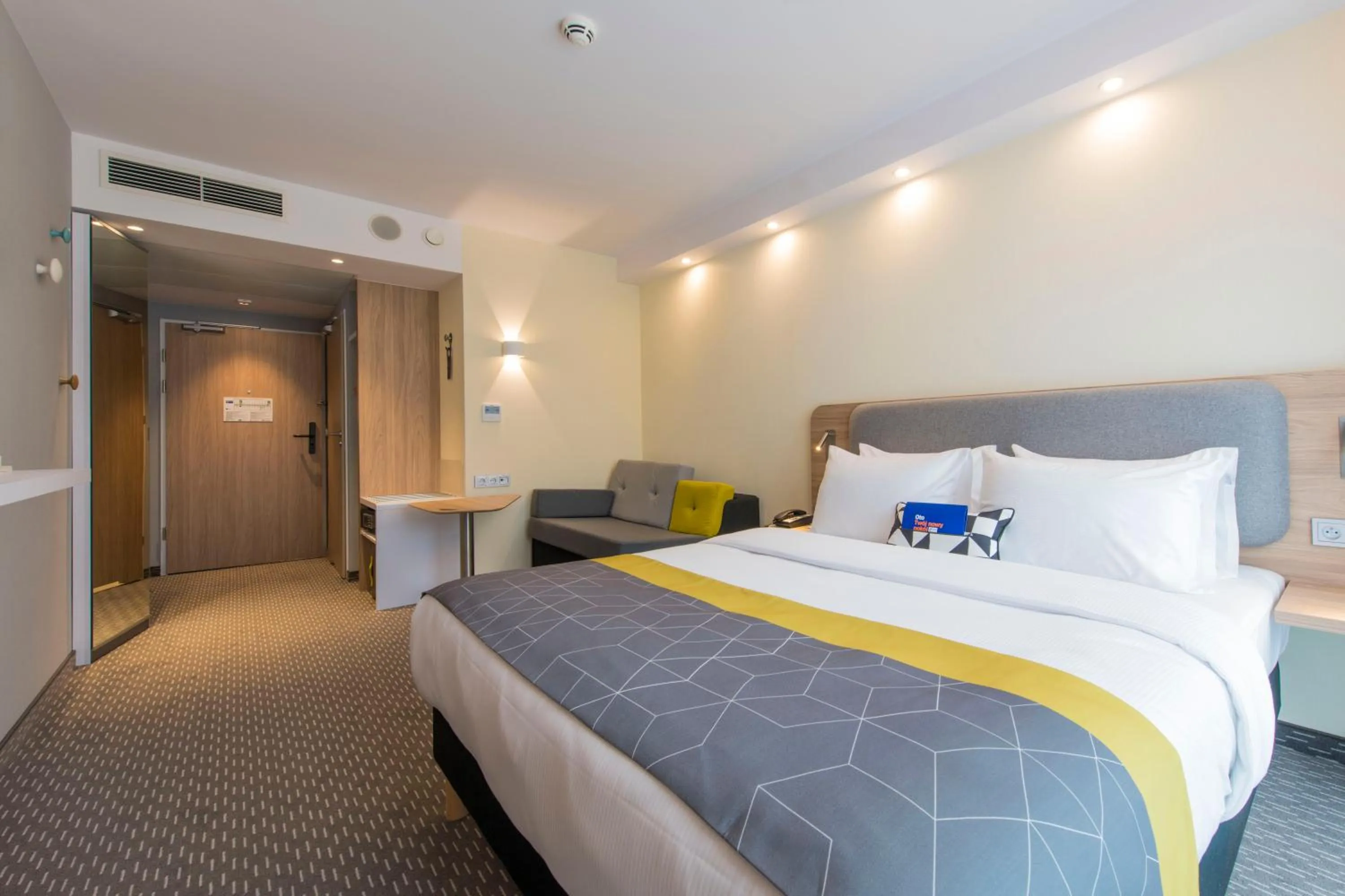 Bed in Holiday Inn Express Warsaw - Mokotow by IHG