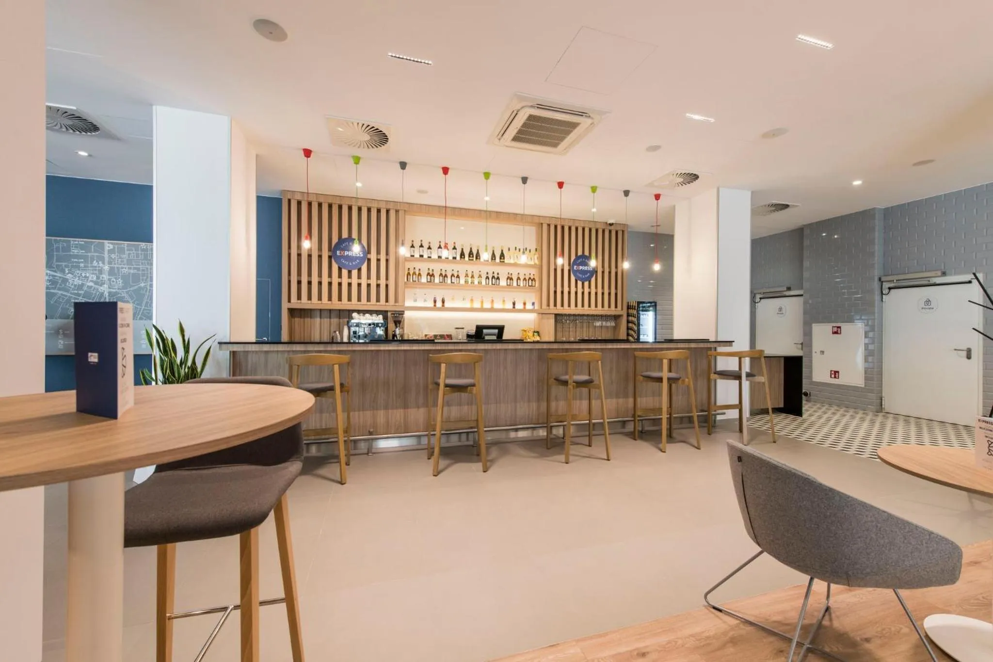 Lounge or bar in Holiday Inn Express Warsaw - Mokotow by IHG