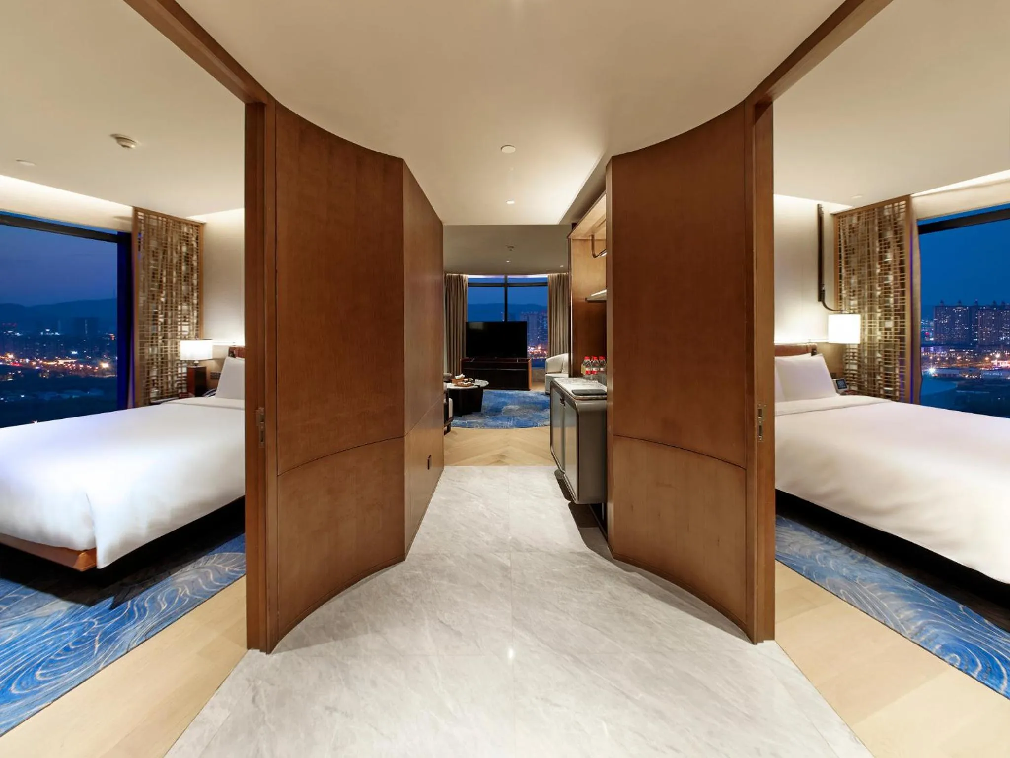 Photo of the whole room, Bed in HUALUXE Nanjing Yangtze River