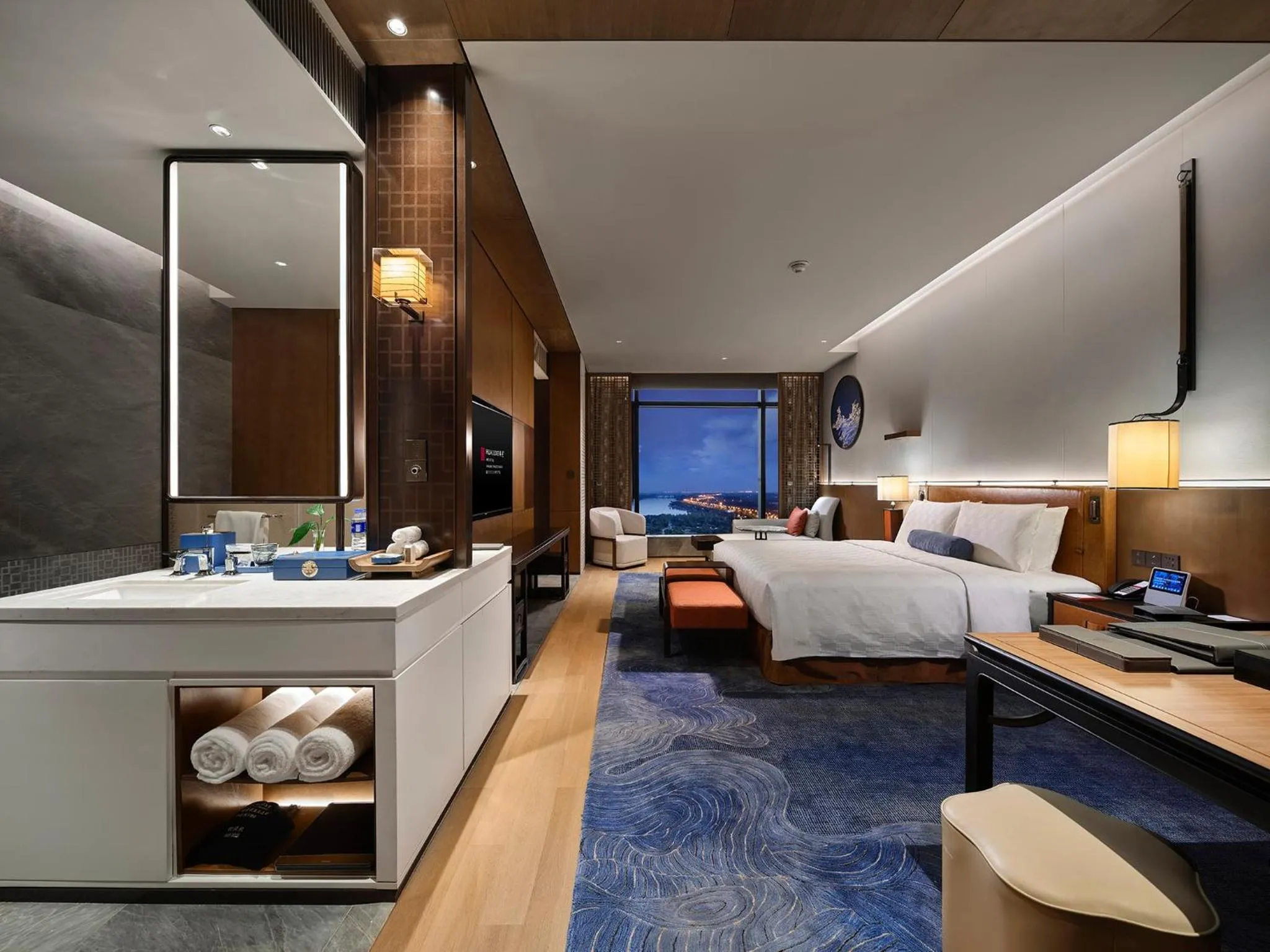 Photo of the whole room, Bed in HUALUXE Nanjing Yangtze River