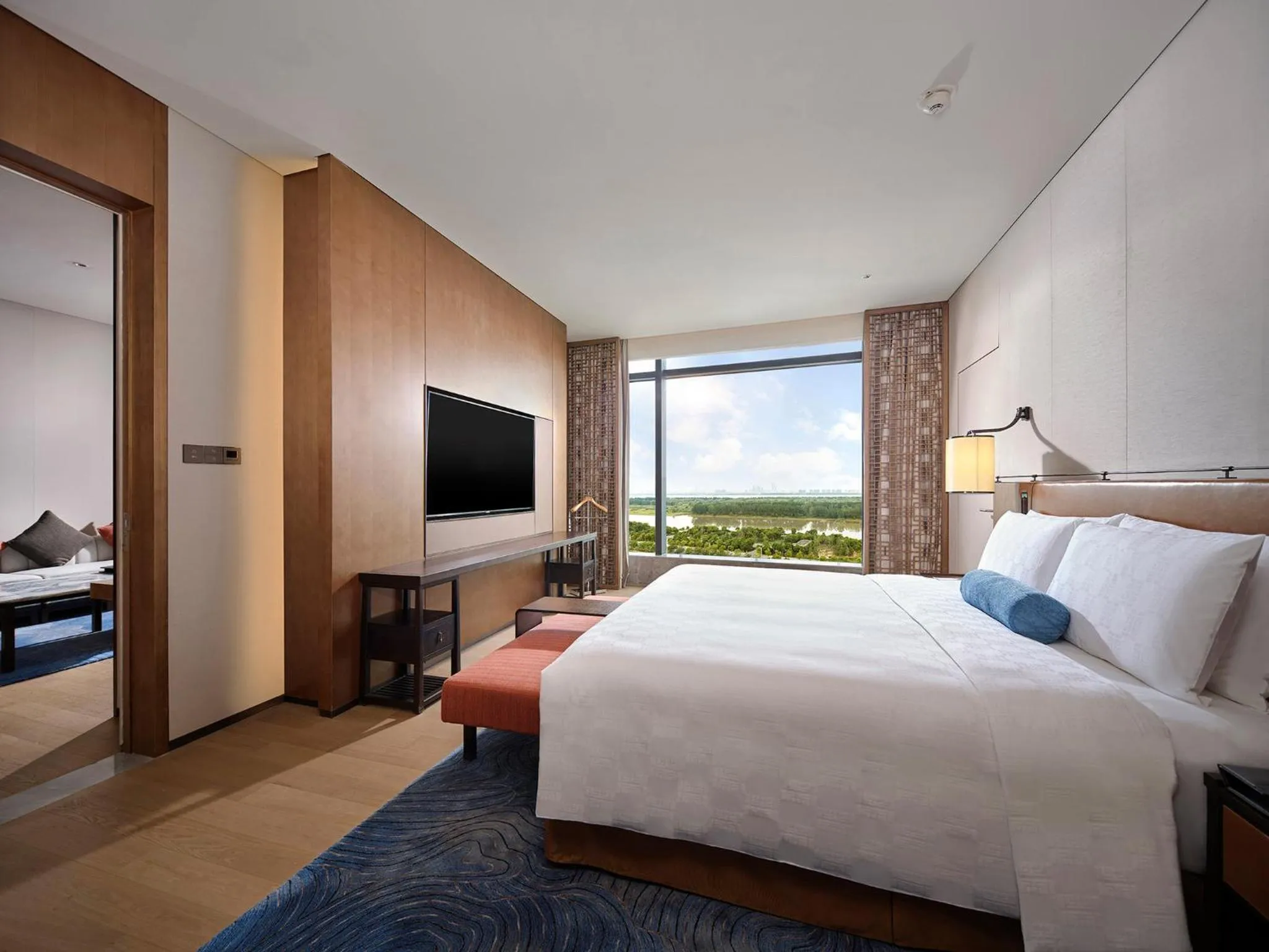 Photo of the whole room, Bed in HUALUXE Nanjing Yangtze River