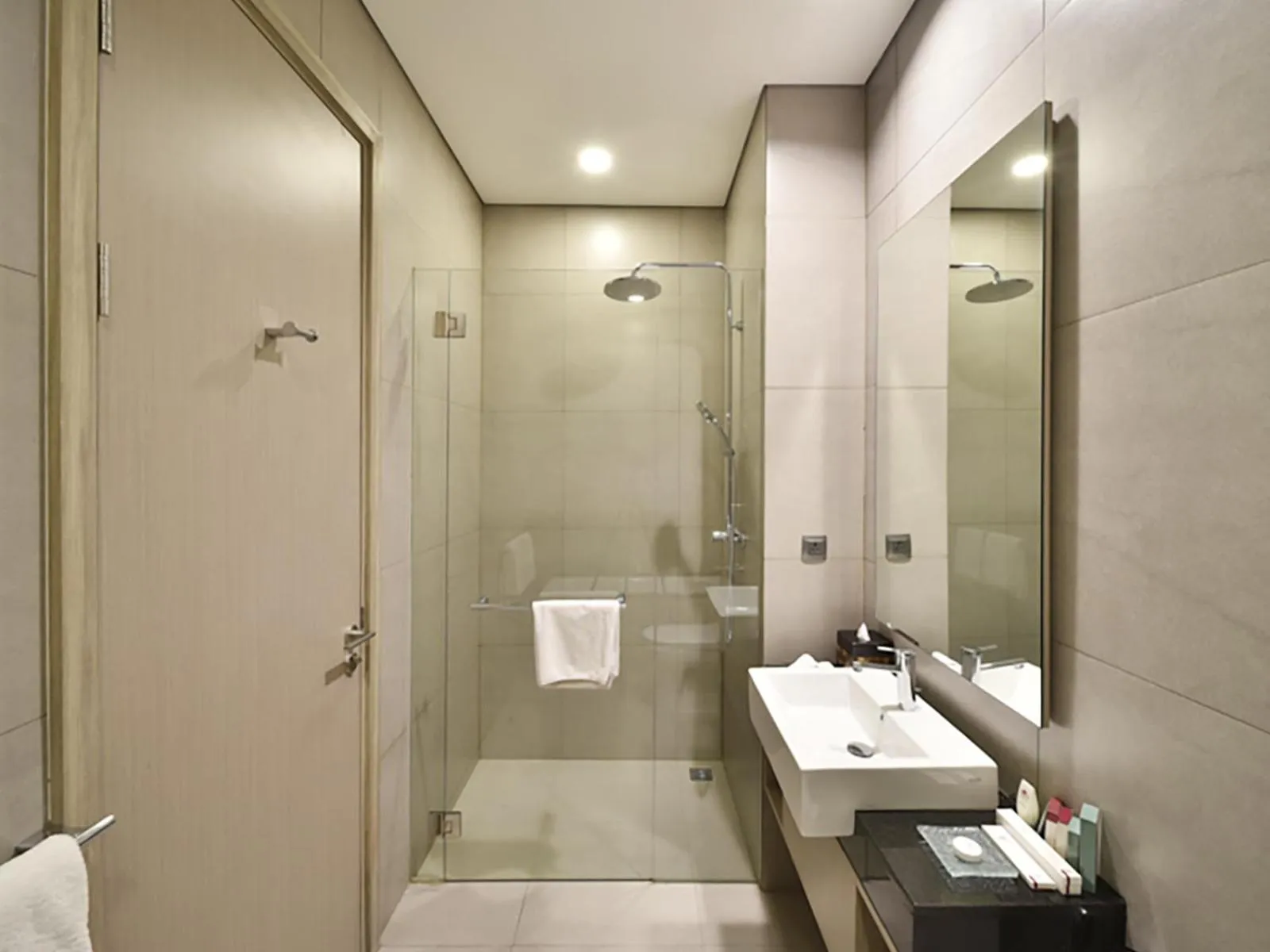 Shower in Mangkuluhur Residences by Lorin