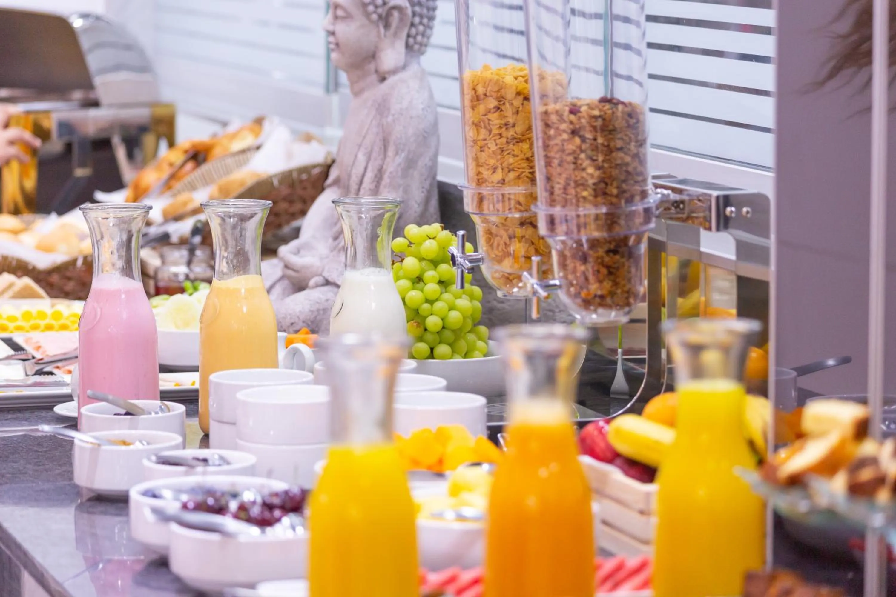 Restaurant/places to eat in Howard Johnson by Wyndham Lima Miraflores Art House