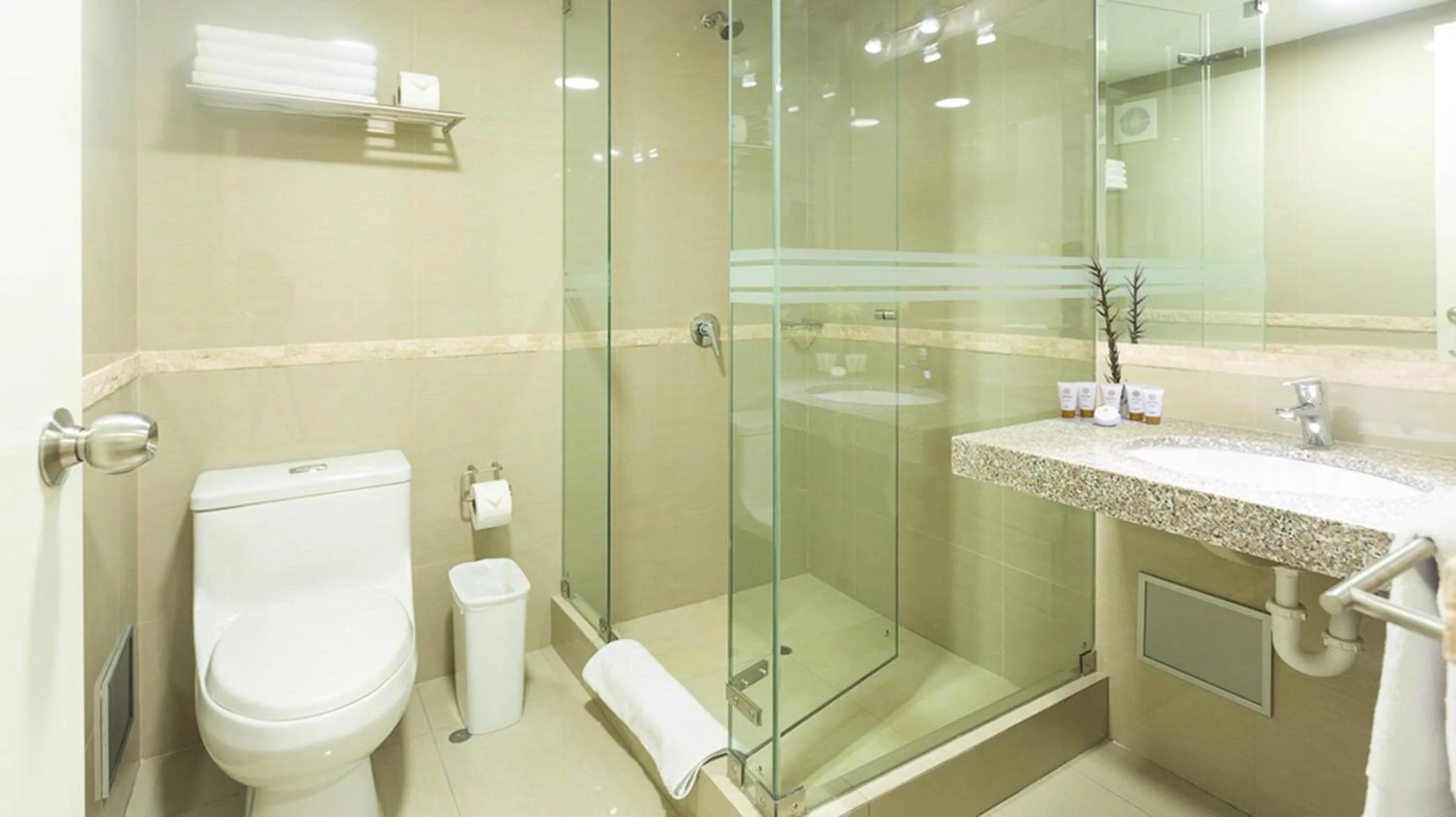 Bathroom in Howard Johnson by Wyndham Lima Miraflores Art House