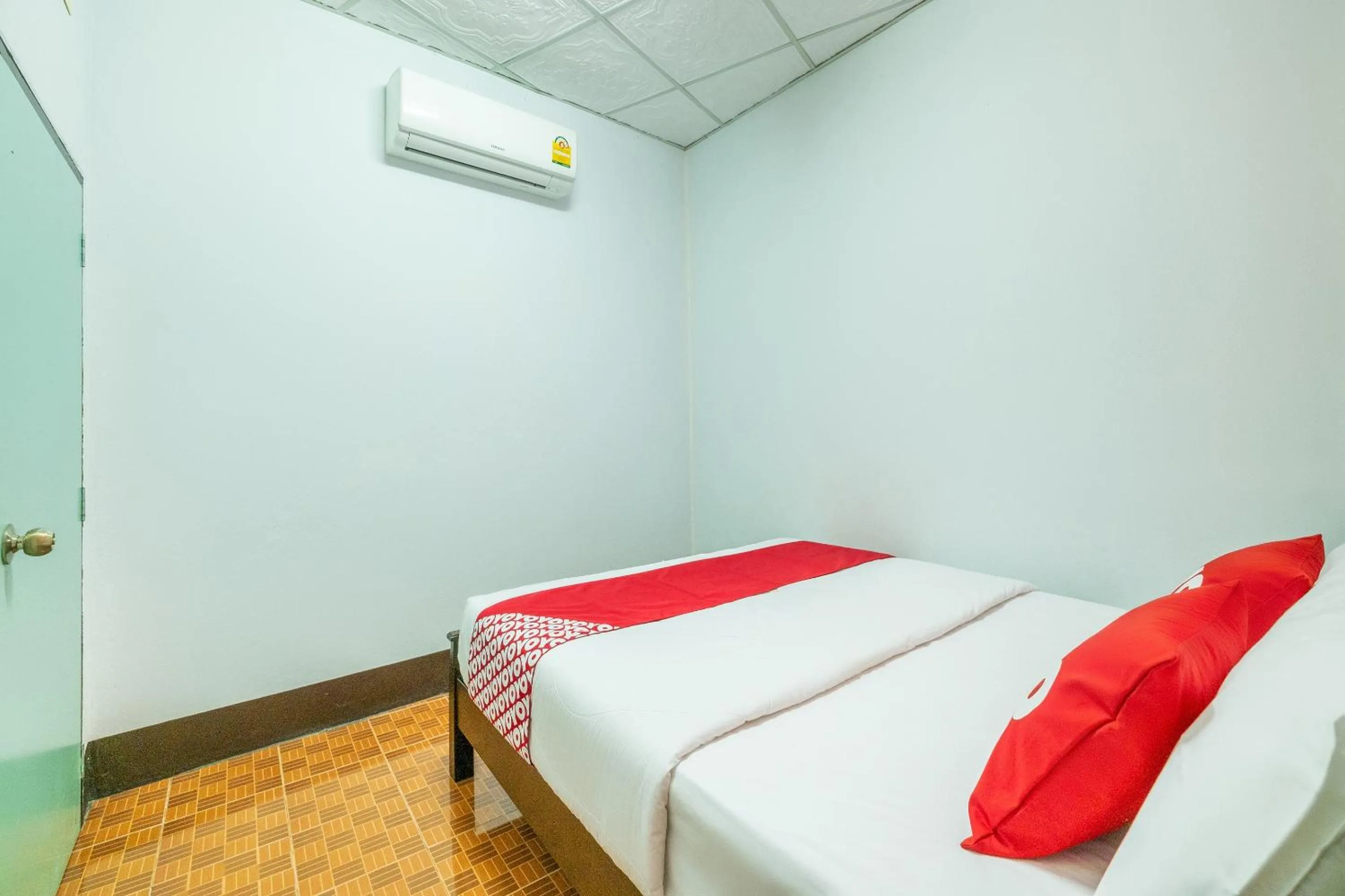 Bedroom, Bed in OYO 608 Maleena Home